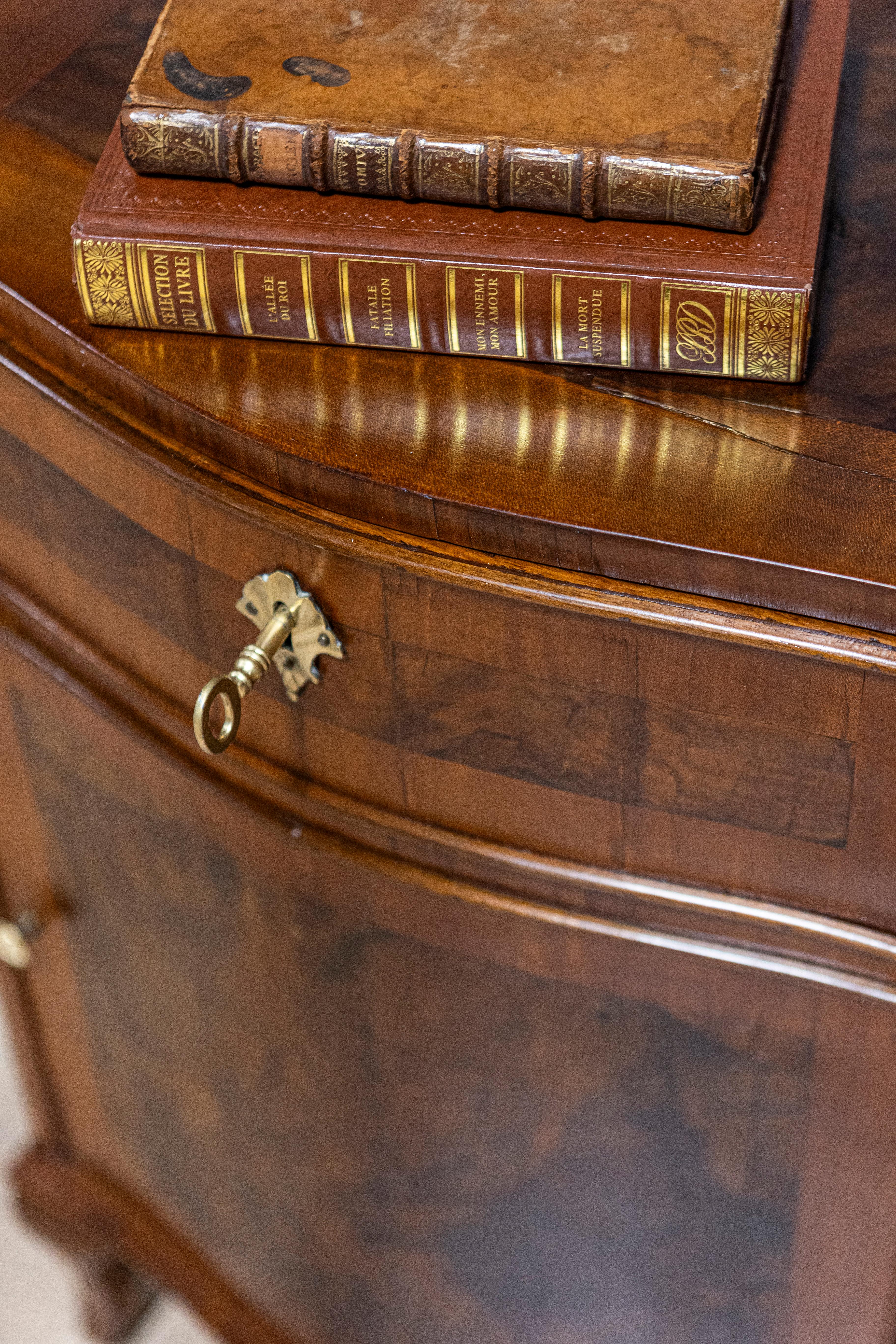 Pair of Italian 19th Century Serpentine Front Bedside Tables with Burled Walnut For Sale 6