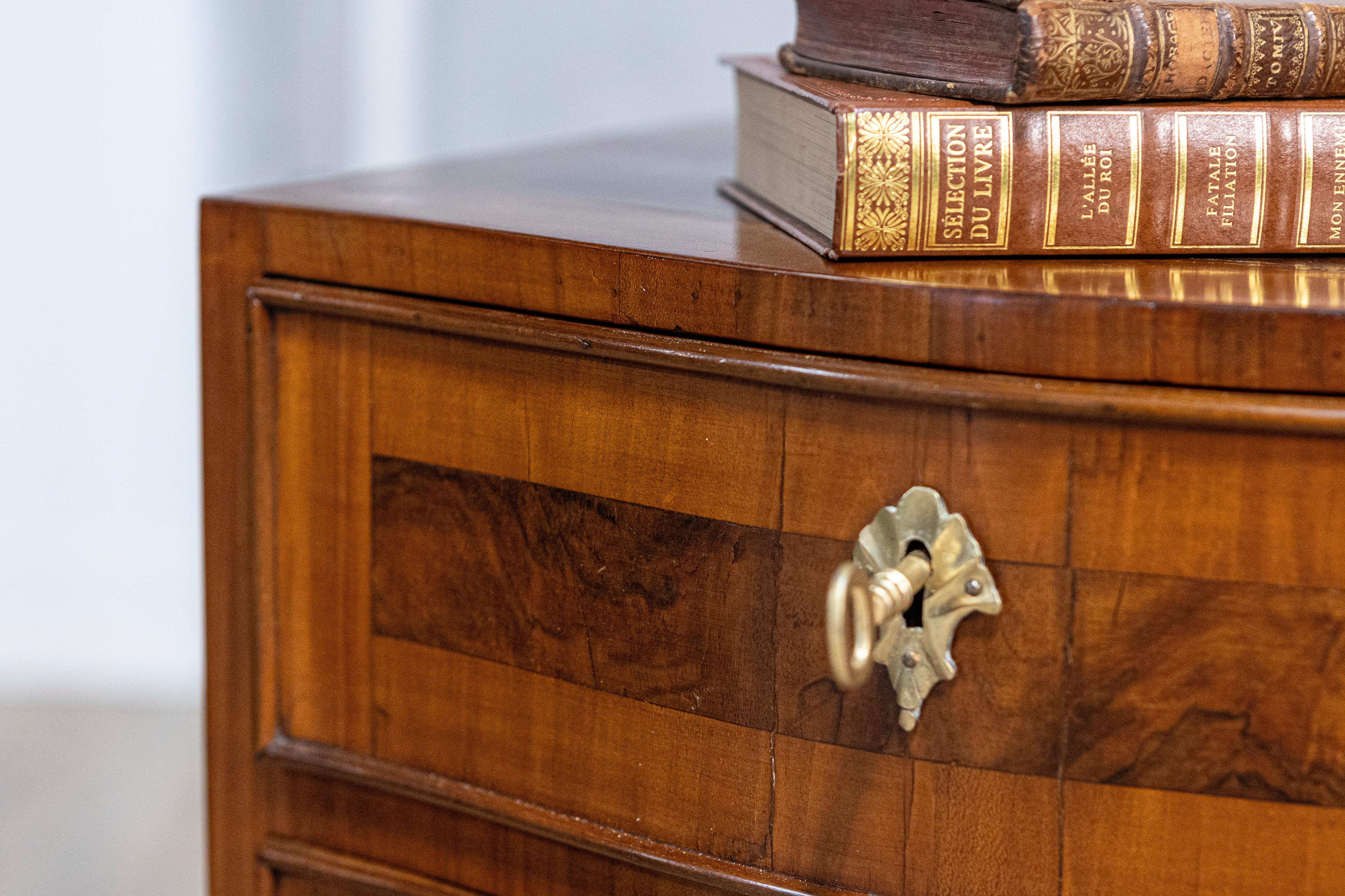 Pair of Italian 19th Century Serpentine Front Bedside Tables with Burled Walnut For Sale 8