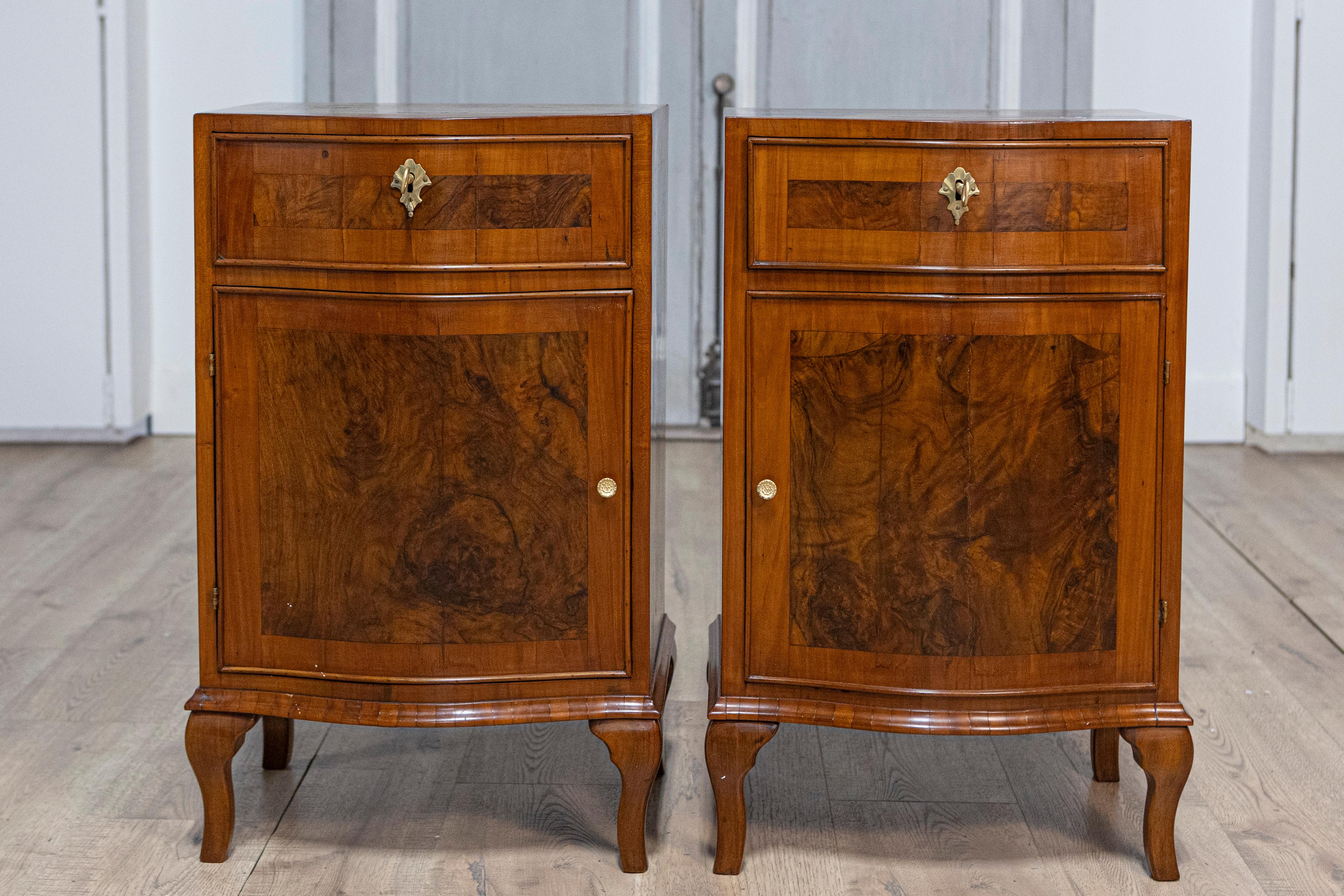 Veneer Pair of Italian 19th Century Serpentine Front Bedside Tables with Burled Walnut For Sale