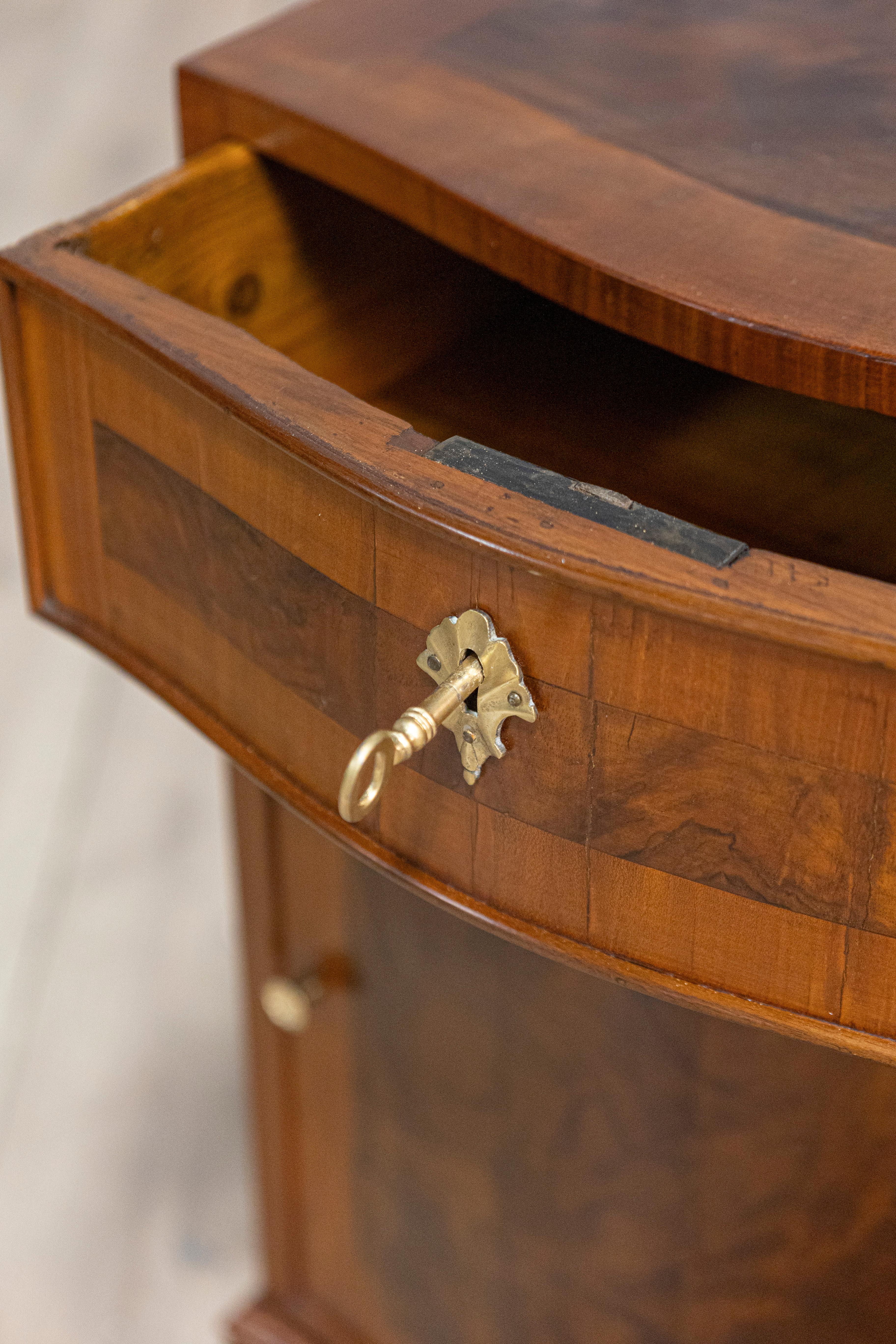 Pair of Italian 19th Century Serpentine Front Bedside Tables with Burled Walnut For Sale 1
