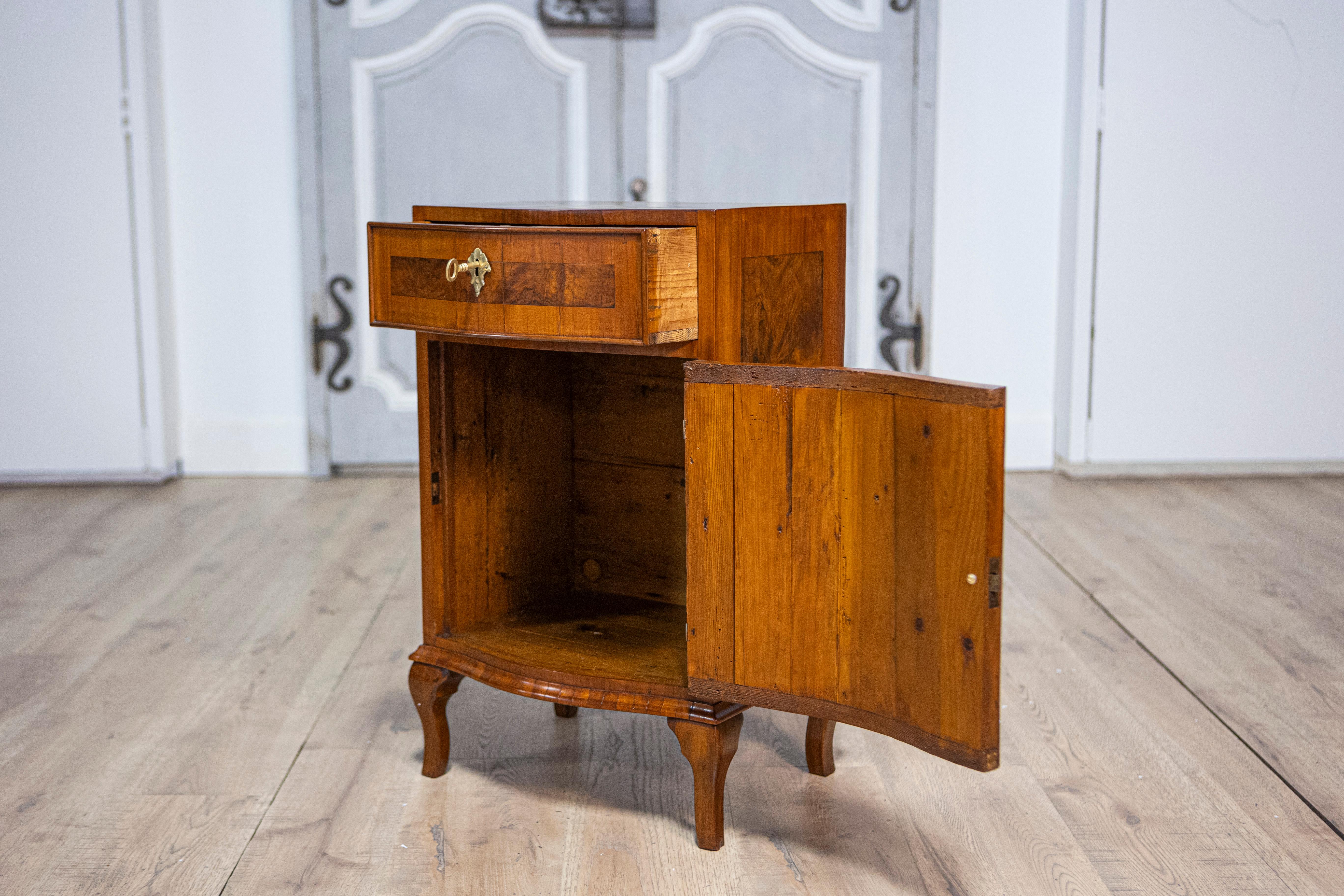 Pair of Italian 19th Century Serpentine Front Bedside Tables with Burled Walnut For Sale 2