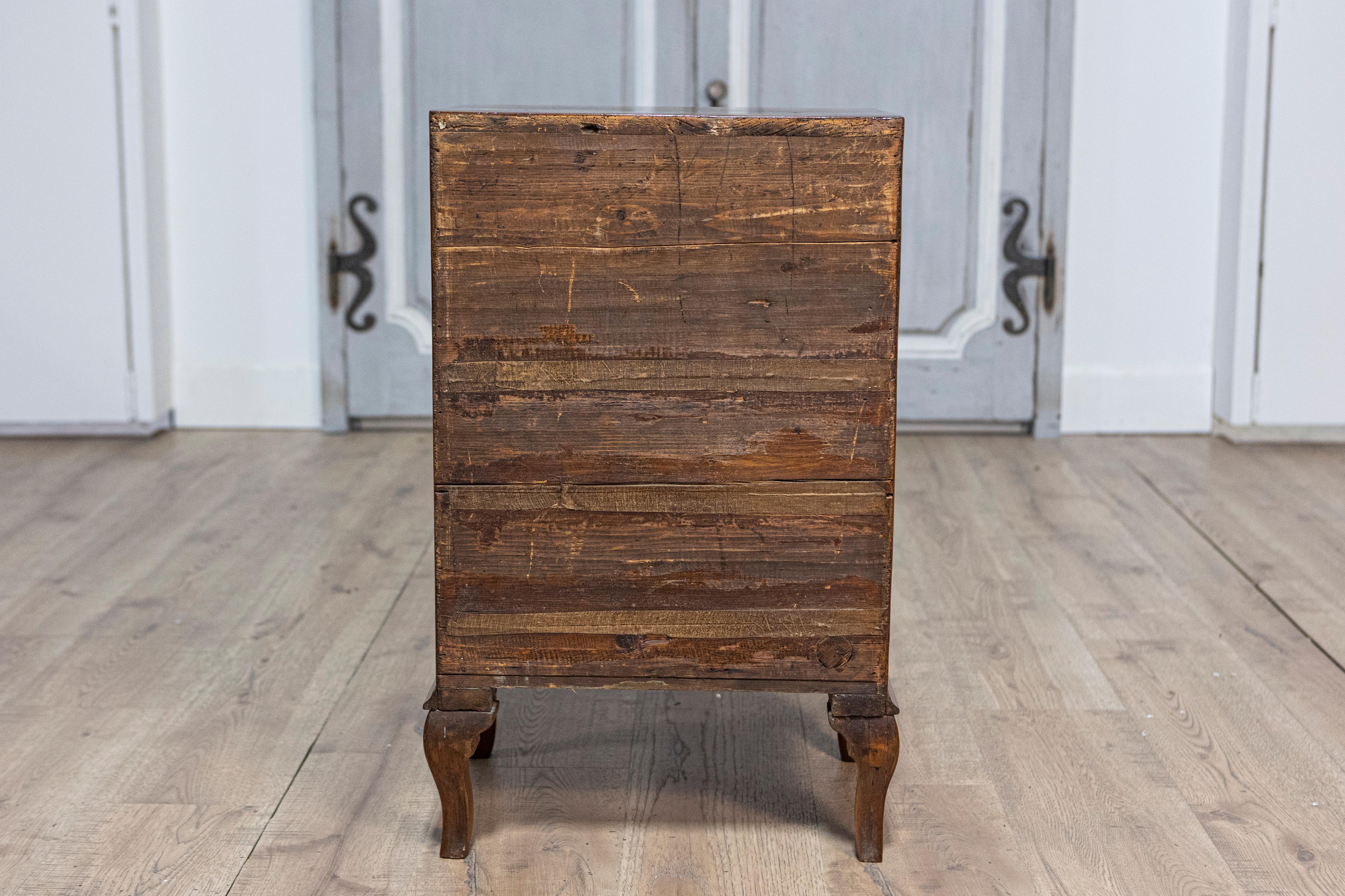 Pair of Italian 19th Century Serpentine Front Bedside Tables with Burled Walnut For Sale 4