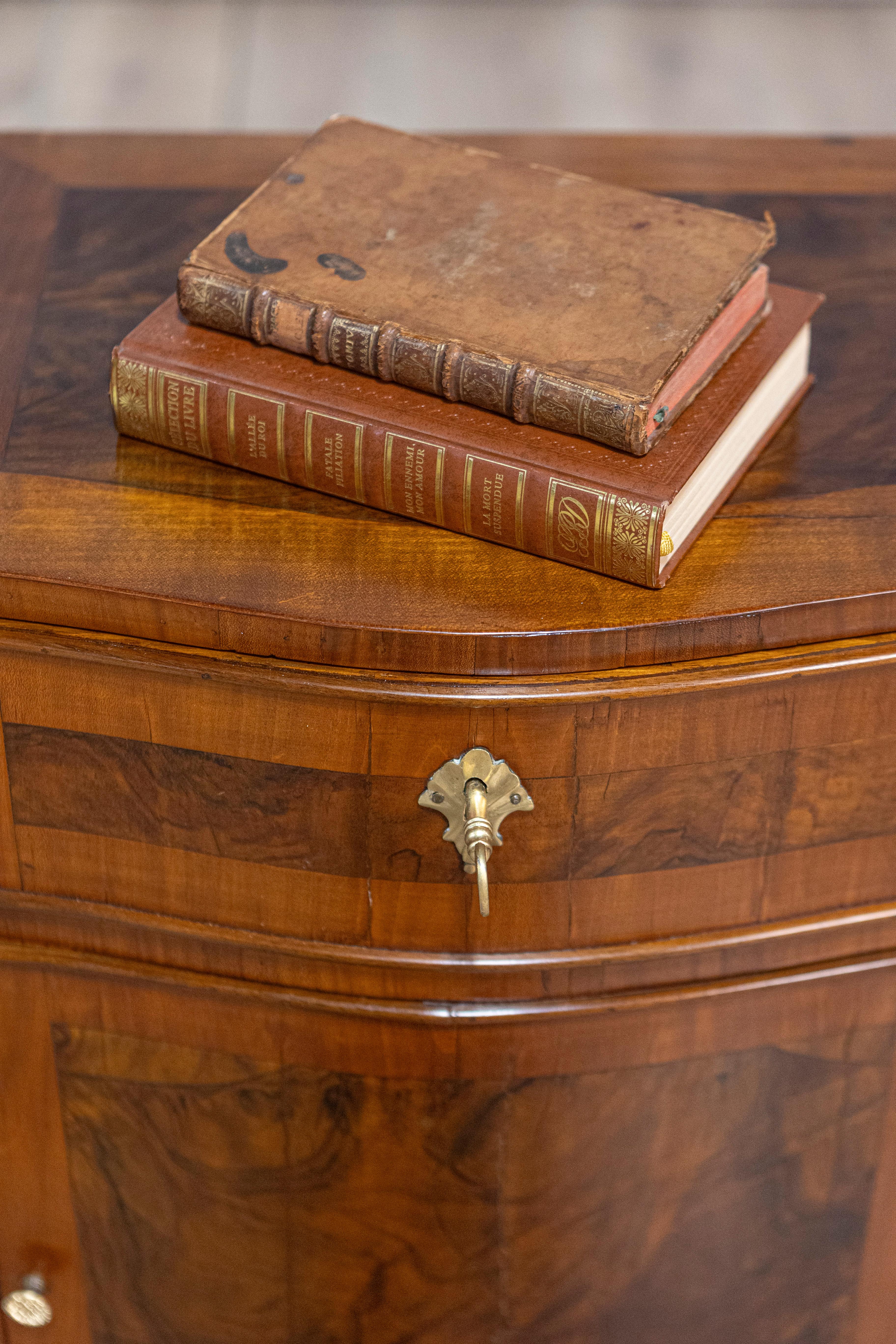 Pair of Italian 19th Century Serpentine Front Bedside Tables with Burled Walnut For Sale 5