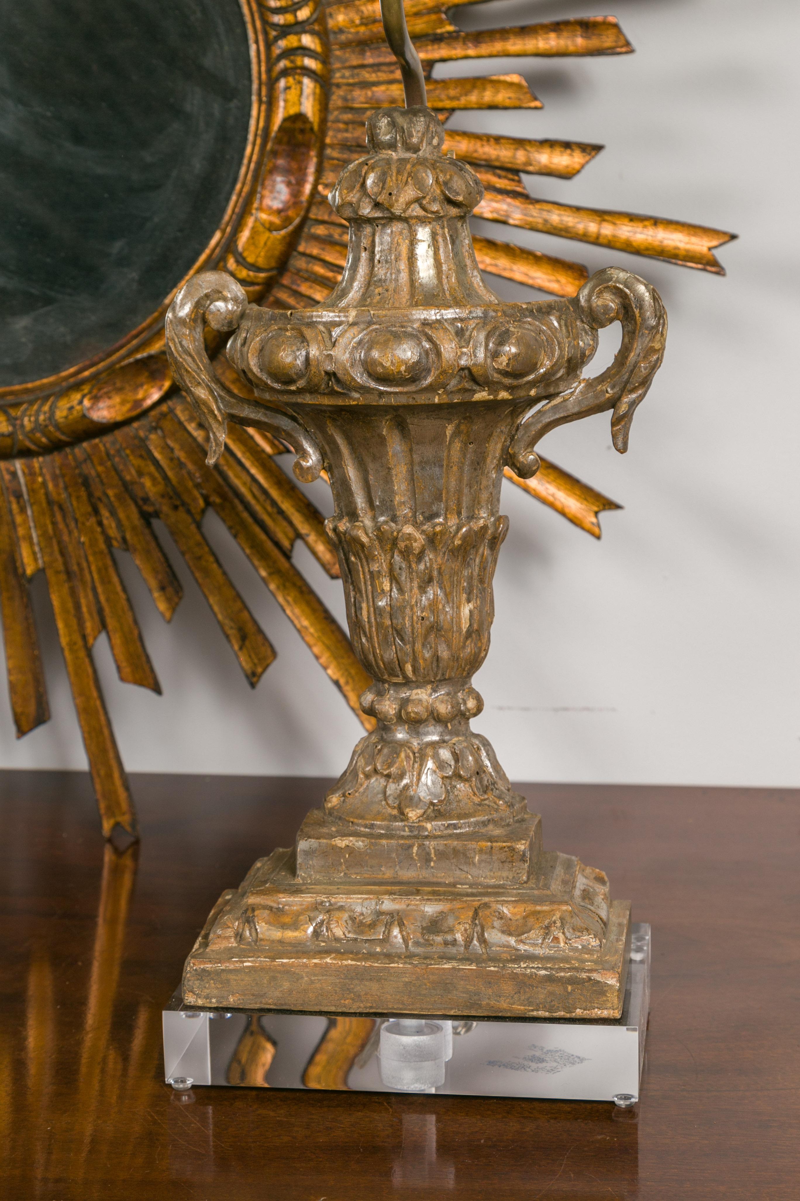 Paar italienische Blattsilberfragmente aus dem 19. Jahrhundert, die zu verdrahteten Tischlampen verarbeitet wurden im Angebot 1