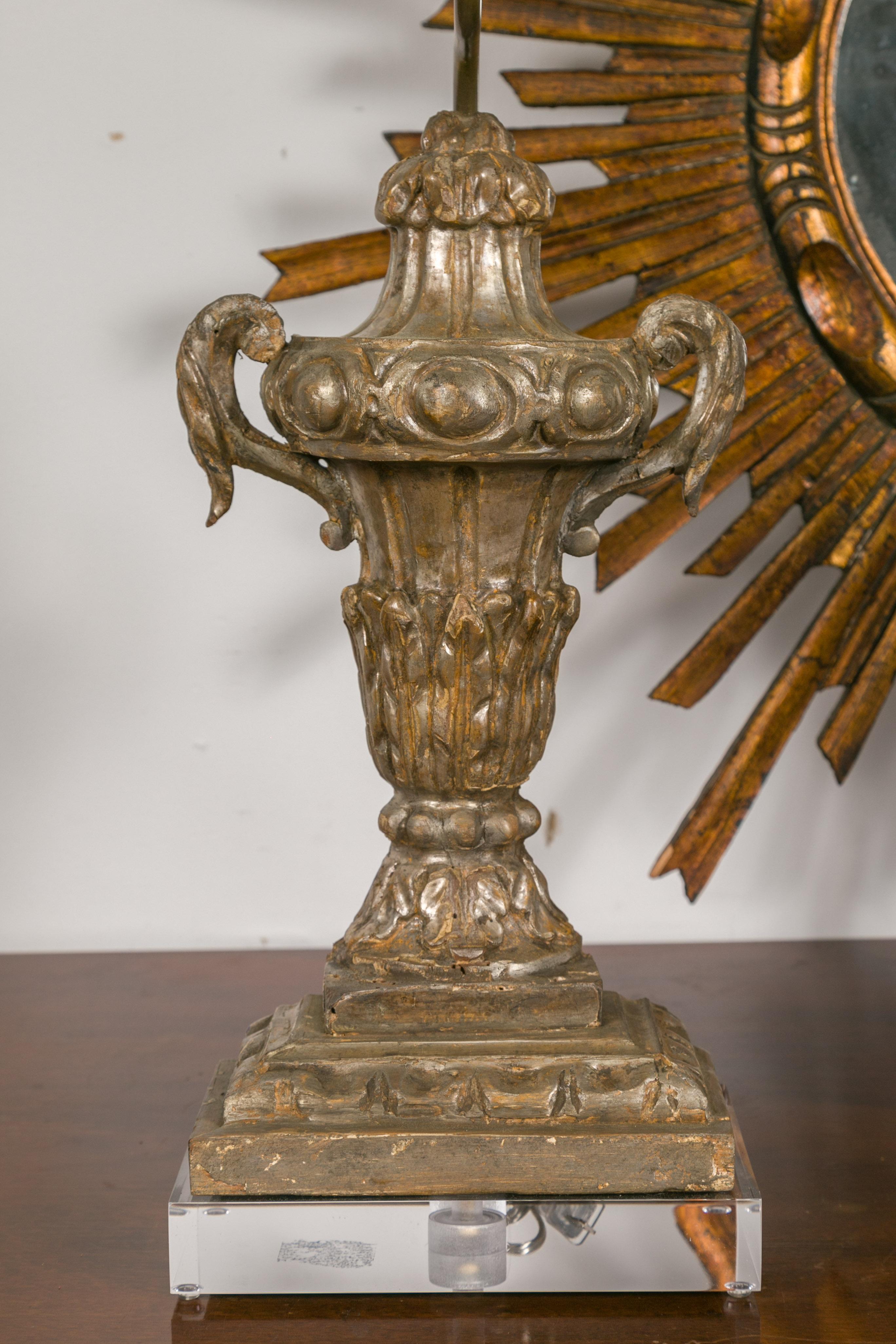 Paar italienische Blattsilberfragmente aus dem 19. Jahrhundert, die zu verdrahteten Tischlampen verarbeitet wurden im Angebot 2