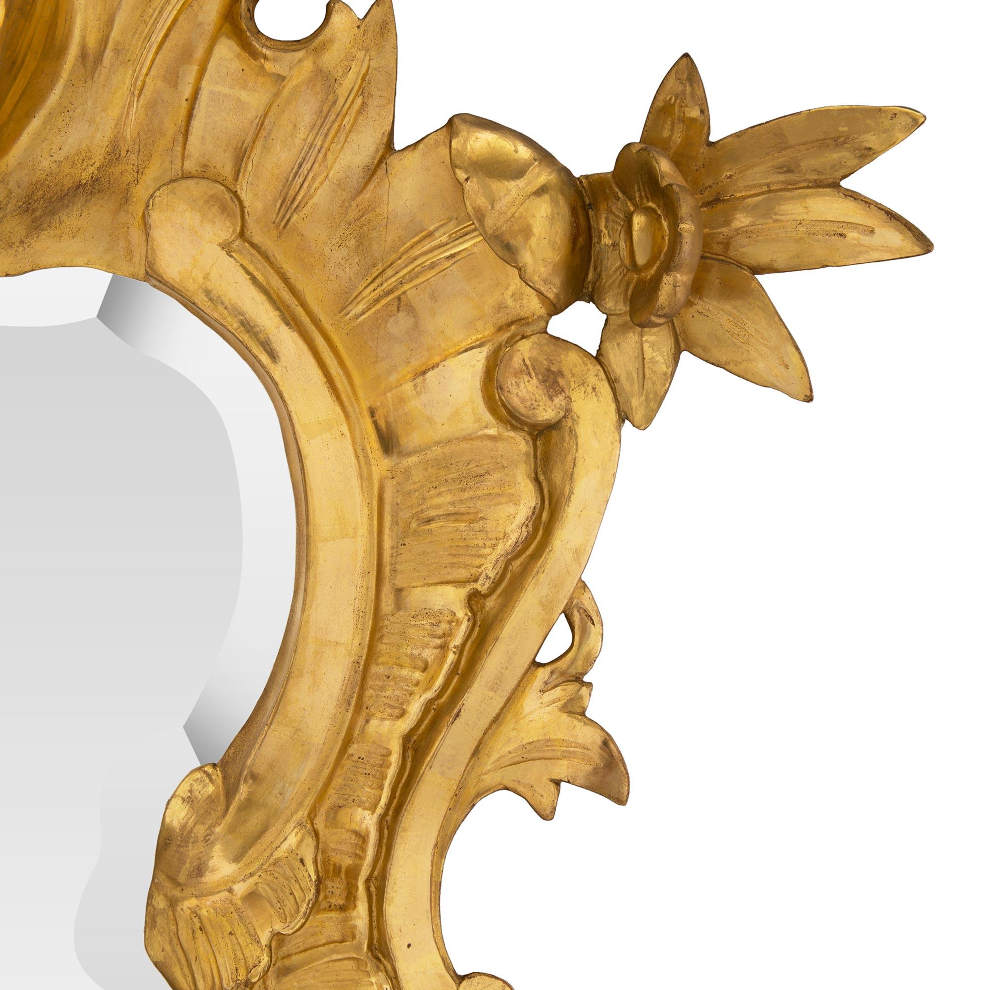 XIXe siècle Paire de miroirs italiens en bois doré vénitien du 19ème siècle en vente