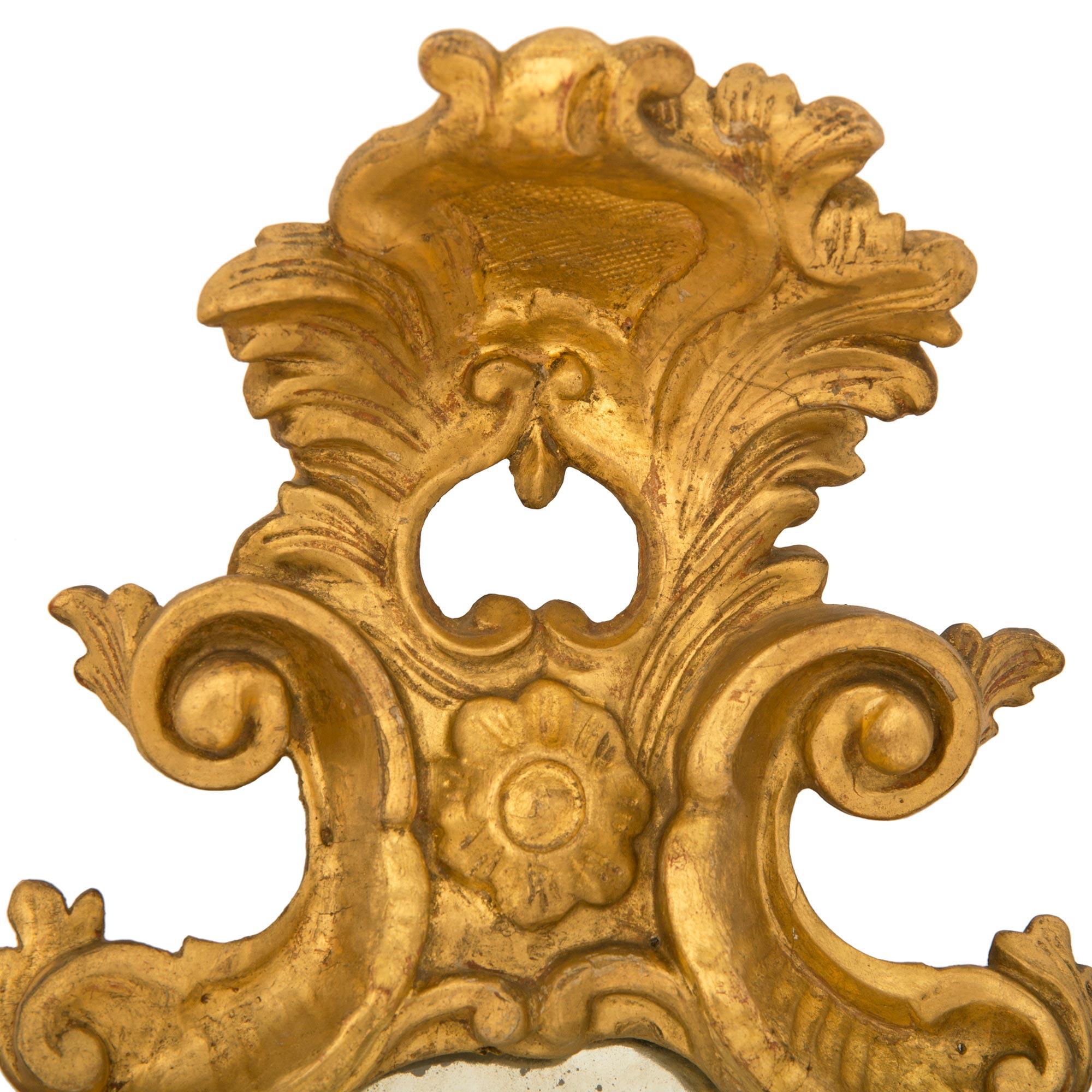 Buriné Paire d'appliques italiennes du 19ème siècle en bois doré et miroir gravé de style vénitien en vente