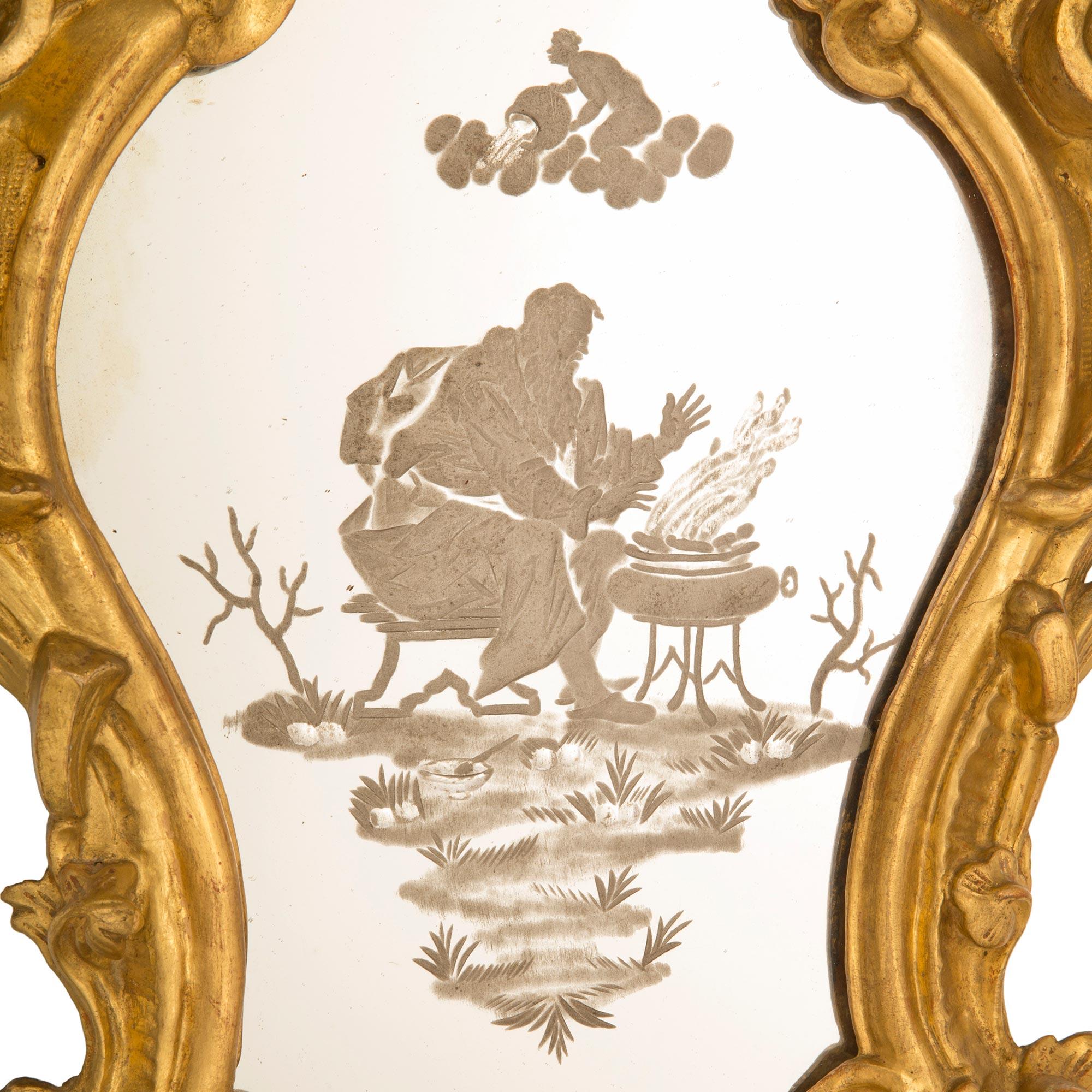 XIXe siècle Paire d'appliques italiennes du 19ème siècle en bois doré et miroir gravé de style vénitien en vente