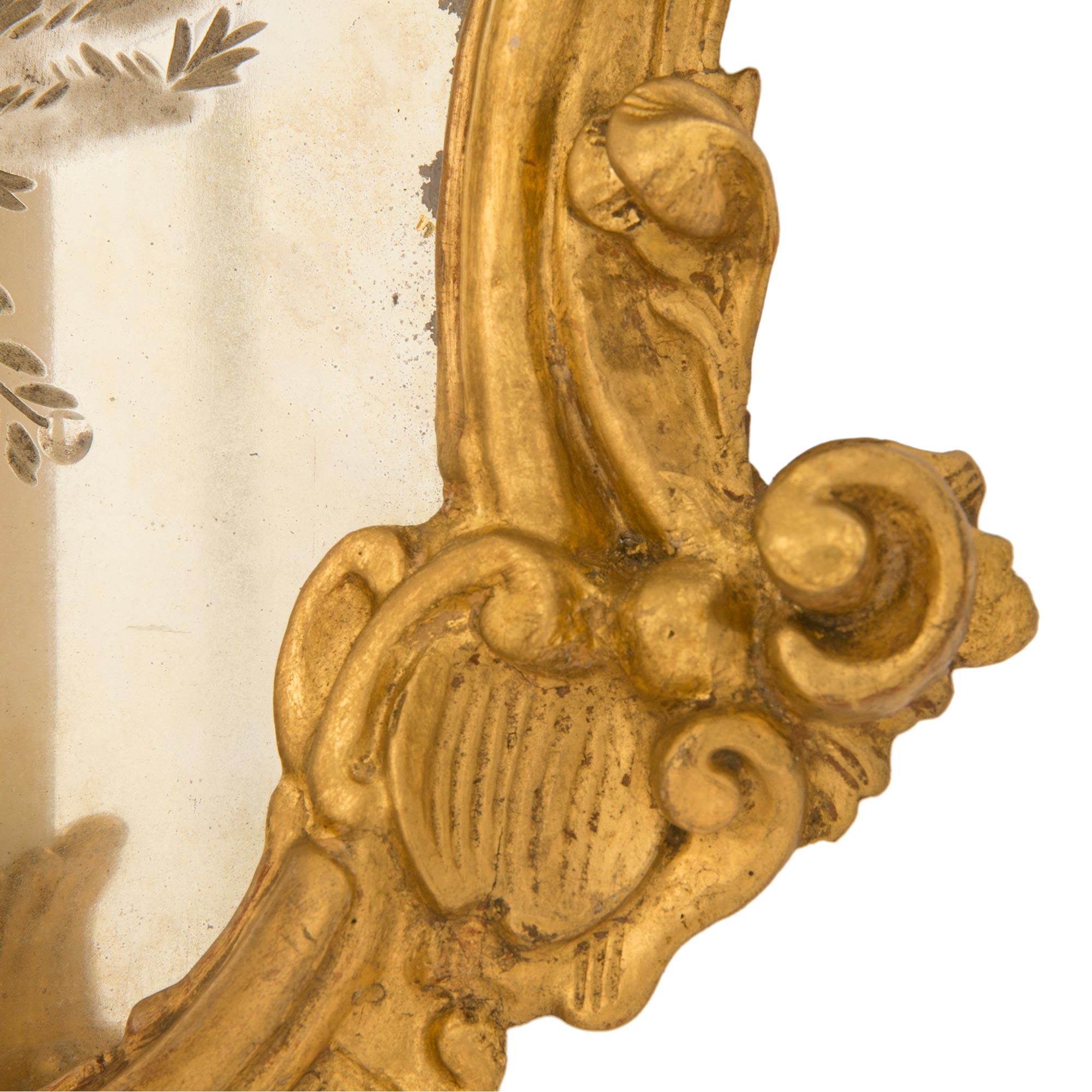 Paar italienische venezianische Wandleuchter aus vergoldetem Holz und geätzten Spiegeln aus dem 19. Jahrhundert im Angebot 1