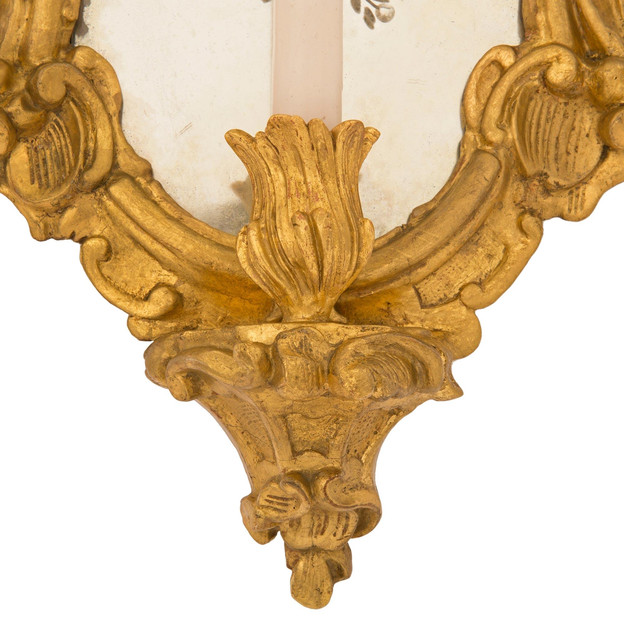 Paar italienische venezianische Wandleuchter aus vergoldetem Holz und geätzten Spiegeln aus dem 19. Jahrhundert im Angebot 2