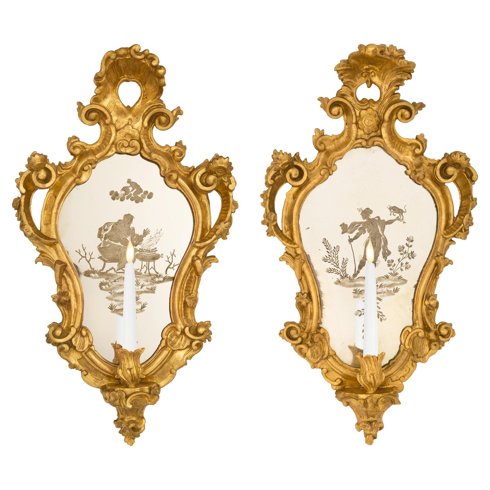 Paar italienische venezianische Wandleuchter aus vergoldetem Holz und geätzten Spiegeln aus dem 19. Jahrhundert im Angebot