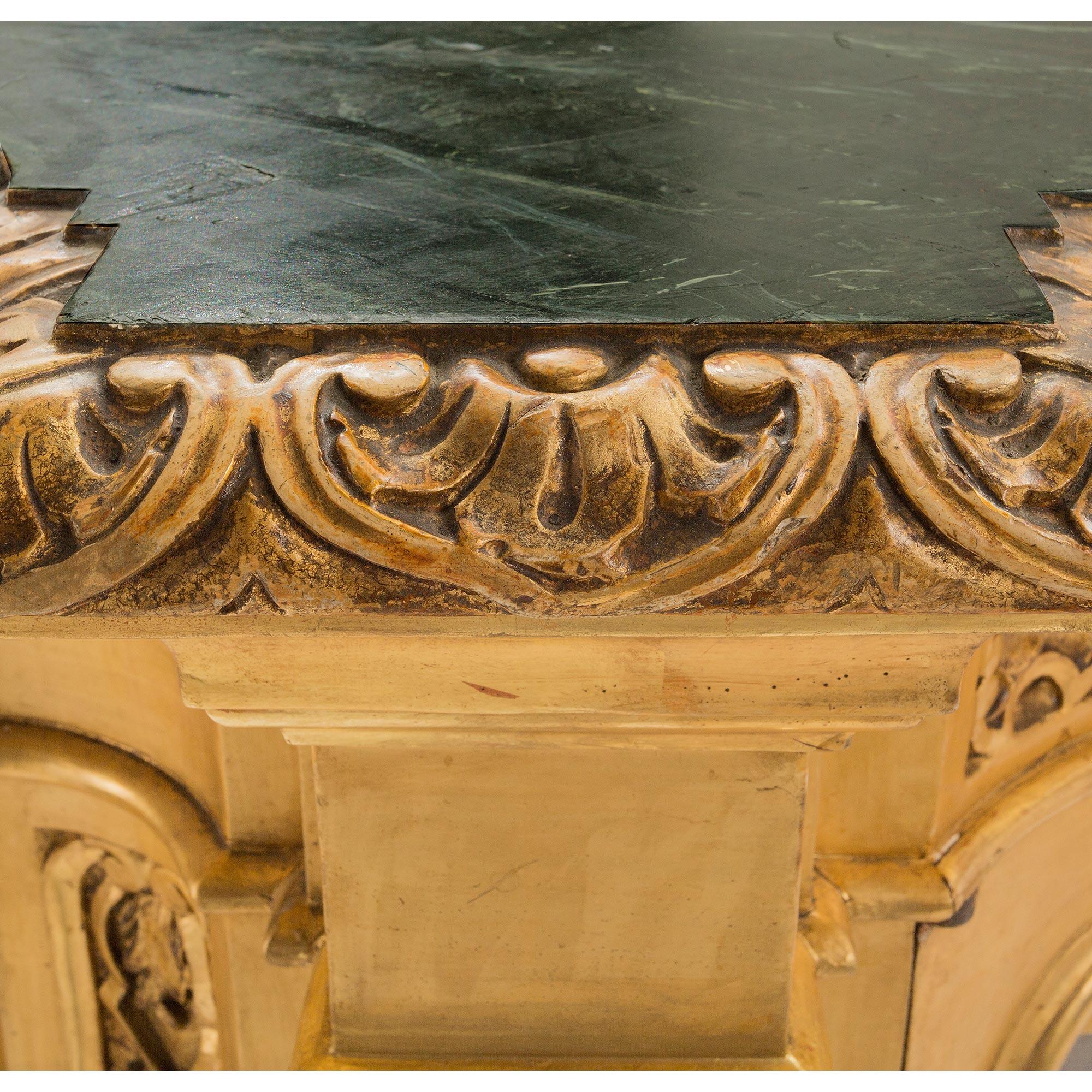 Paire de vitrines italiennes en bois doré de style vénitien du XIXe siècle en vente 5