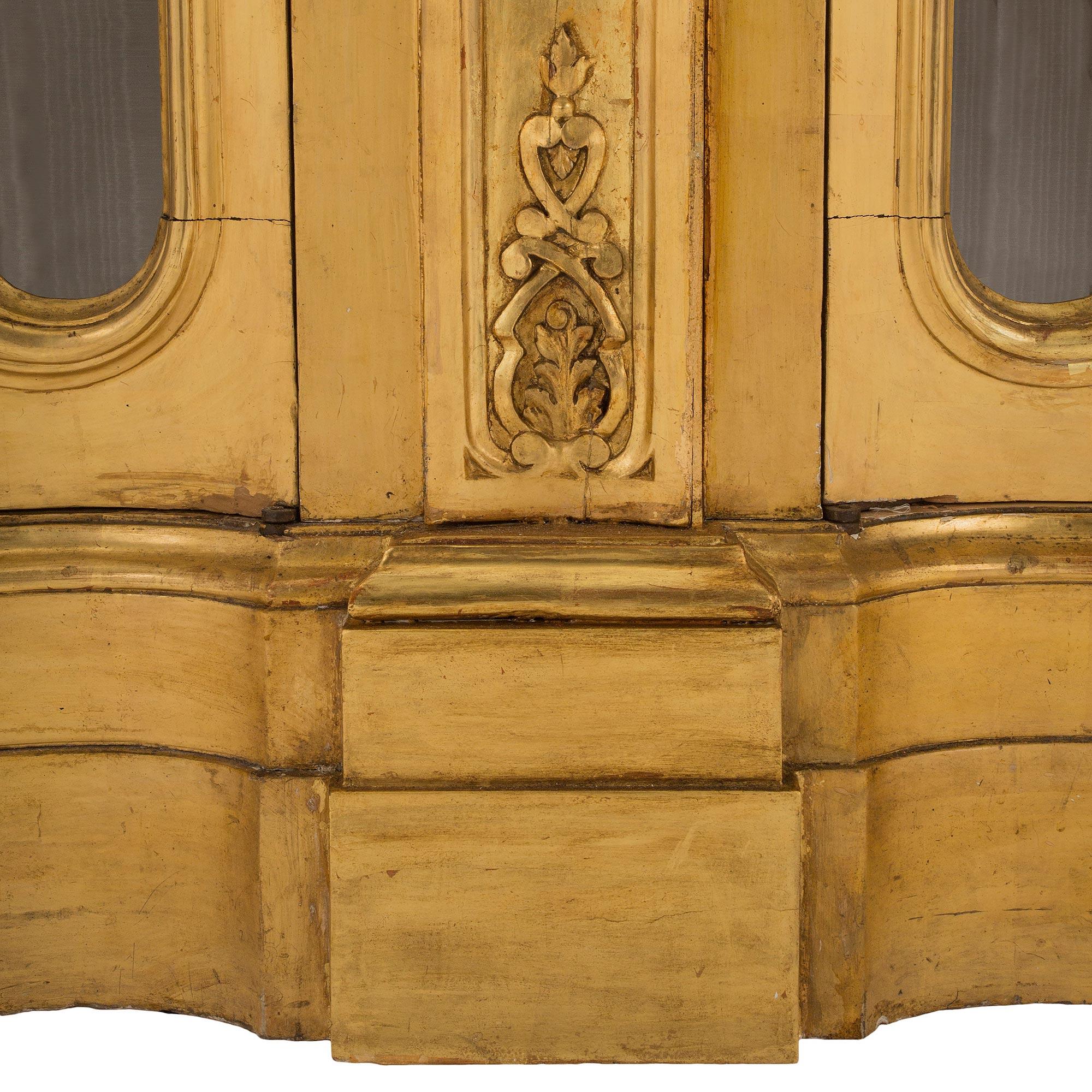 Pair of Italian 19th Century Venetian Style Giltwood Vitrines For Sale 7