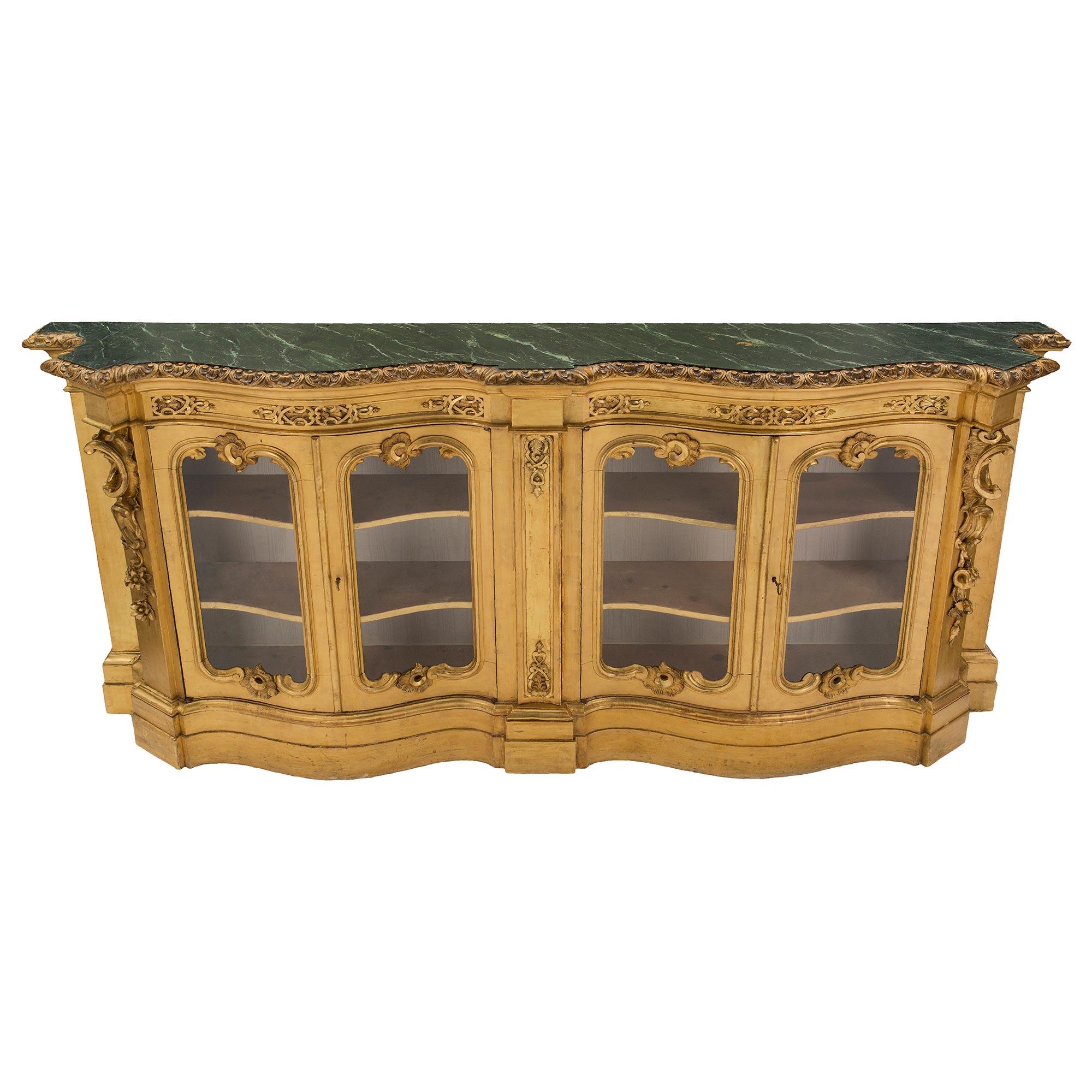 Painted Pair of Italian 19th Century Venetian Style Giltwood Vitrines For Sale