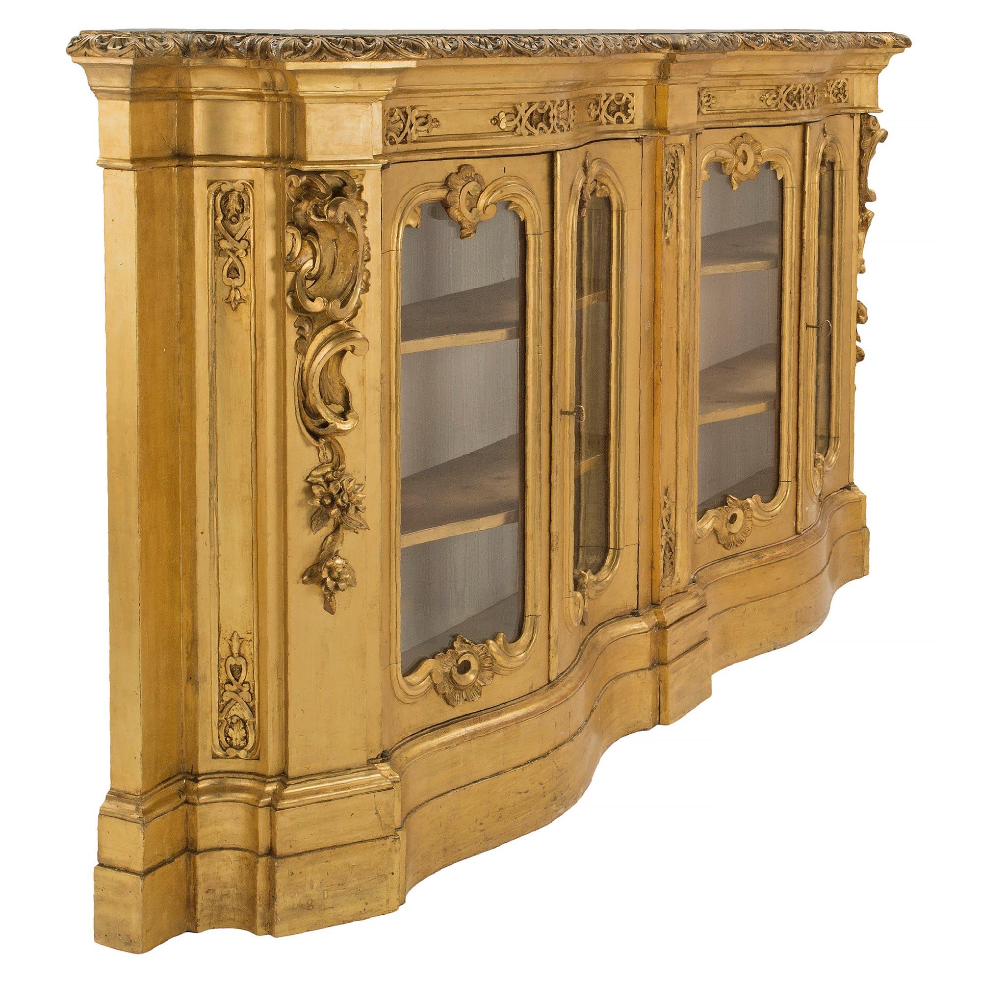 Paire de vitrines italiennes en bois doré de style vénitien du XIXe siècle en vente 1