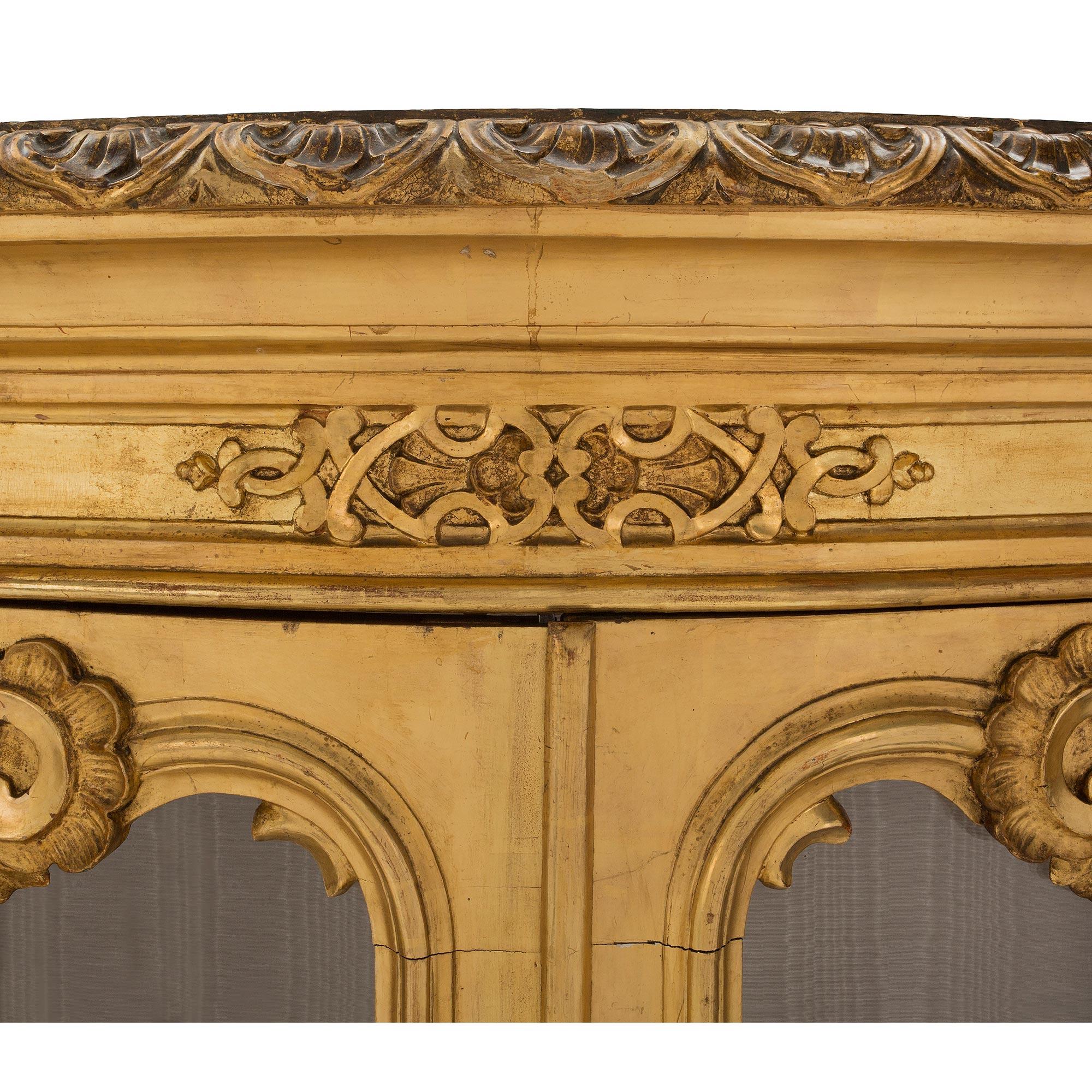 Paire de vitrines italiennes en bois doré de style vénitien du XIXe siècle en vente 3