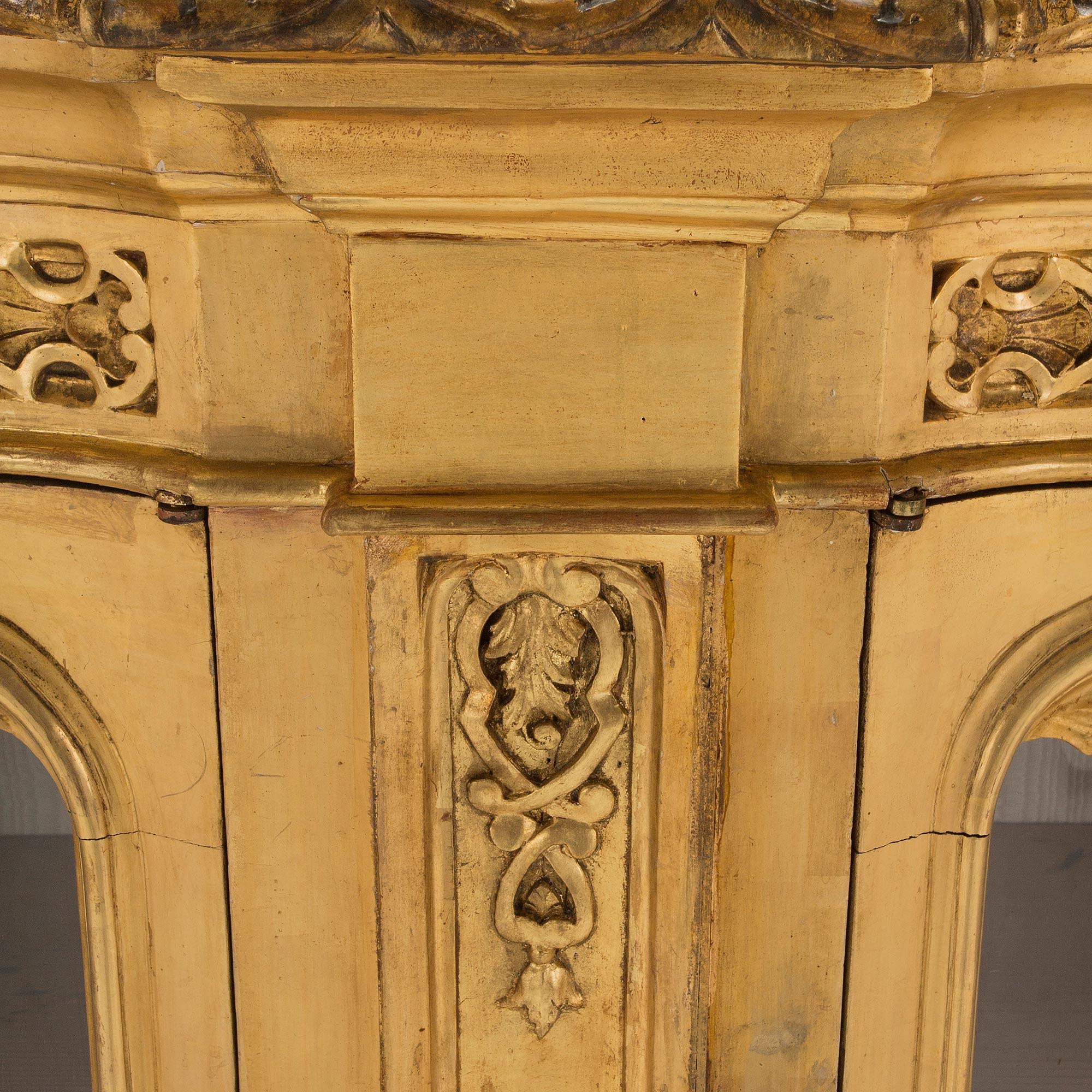 Paire de vitrines italiennes en bois doré de style vénitien du XIXe siècle en vente 4