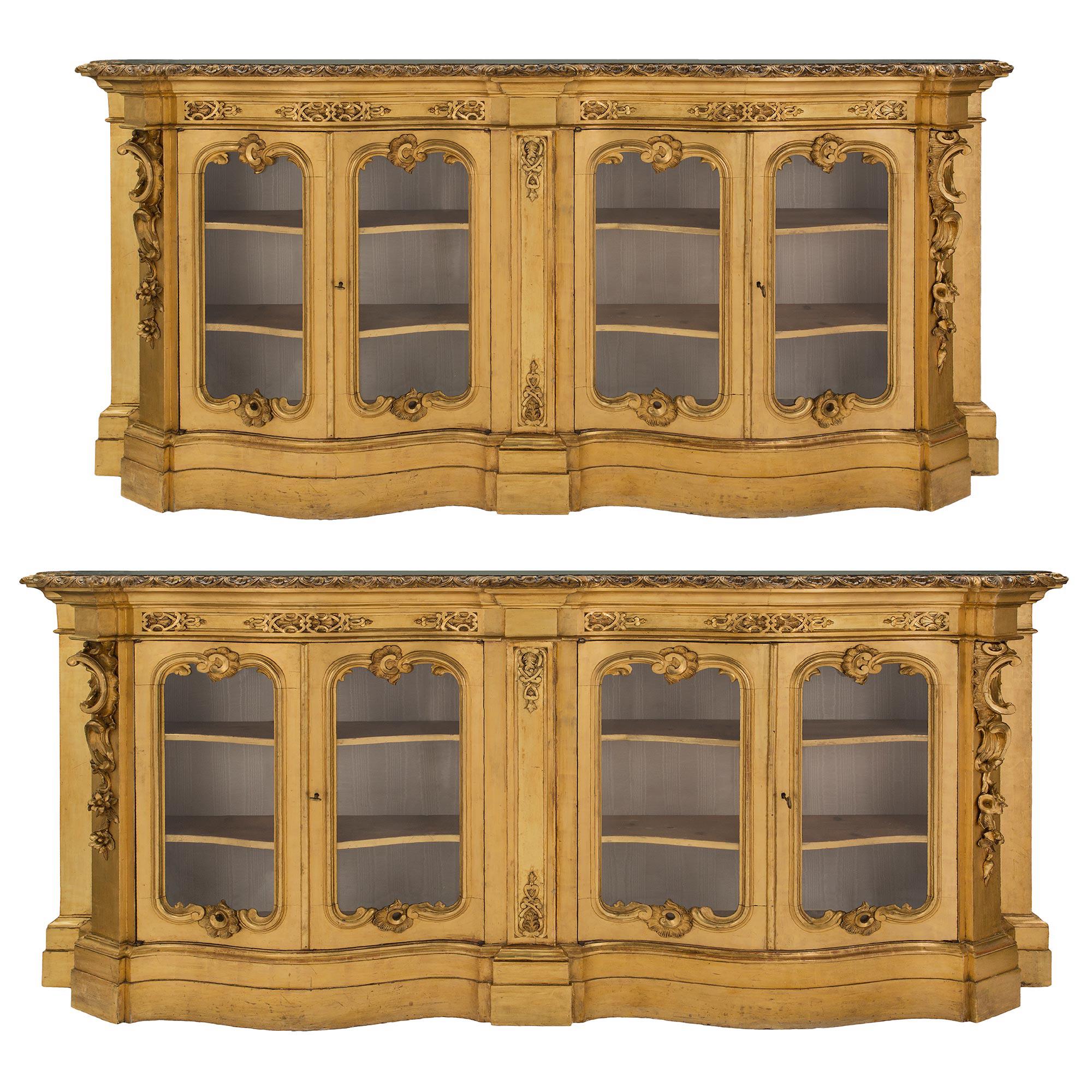 Paire de vitrines italiennes en bois doré de style vénitien du XIXe siècle