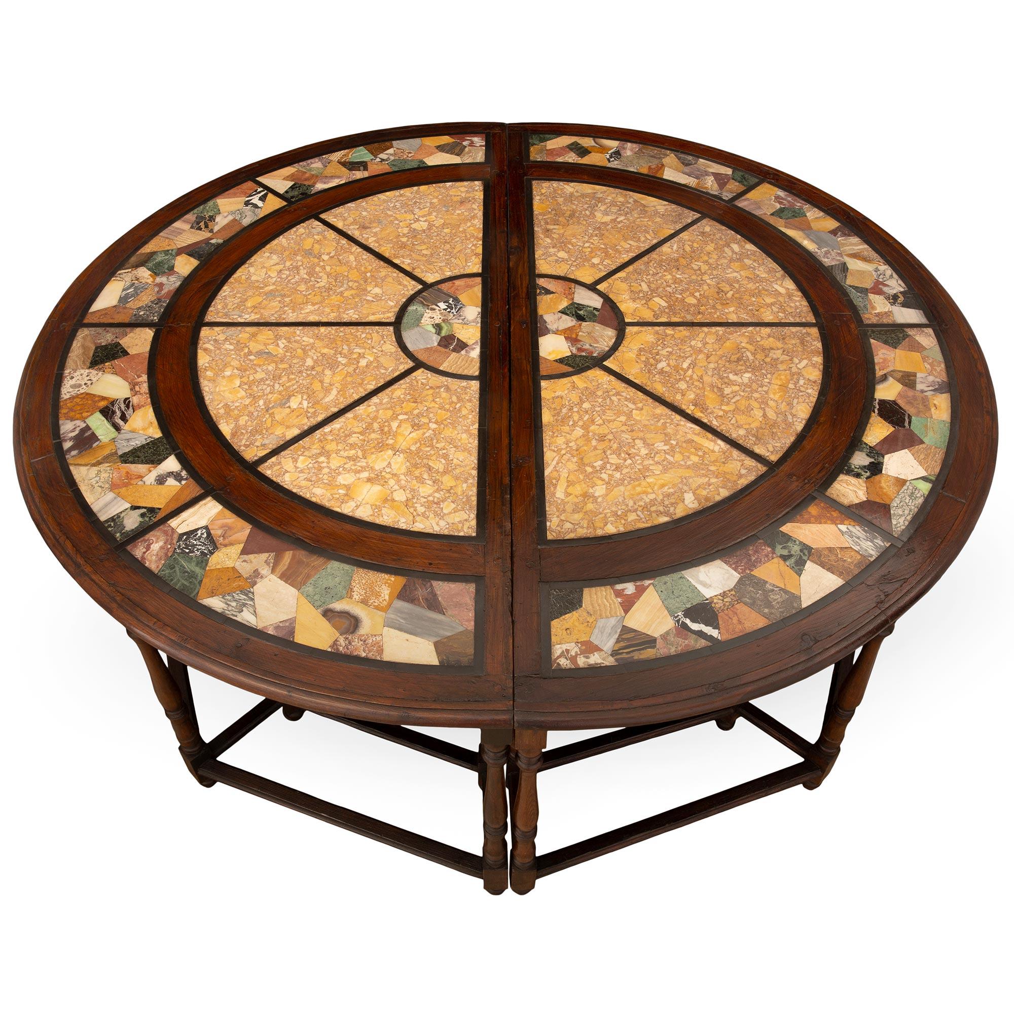 Une paire exceptionnelle et très décorative de consoles/centres de table en noyer et Pietra Dura de Toscane du 19ème siècle. Chaque console est surélevée par onze pieds en noyer tournés en forme de balustre, chacun étant relié par un châssis