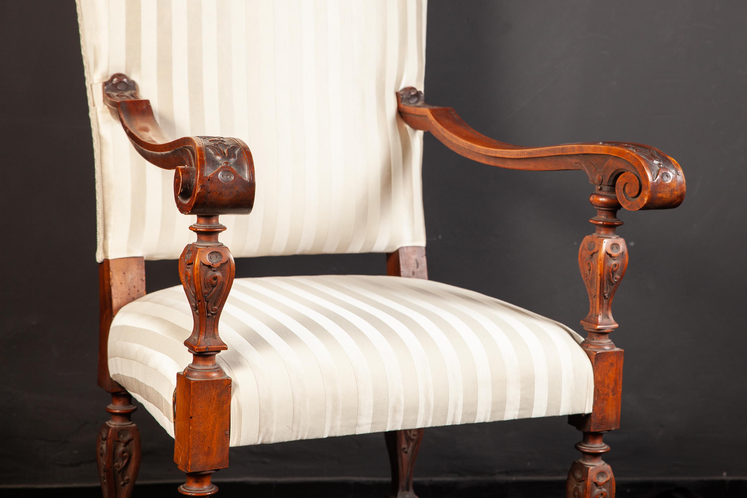 Pair of Italian 19th Century Walnut Carved Armchairs In Good Condition For Sale In Rome, IT