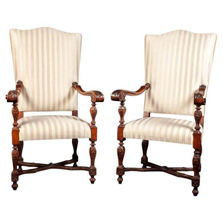 Paire de fauteuils italiens du XIXe siècle en noyer sculpté