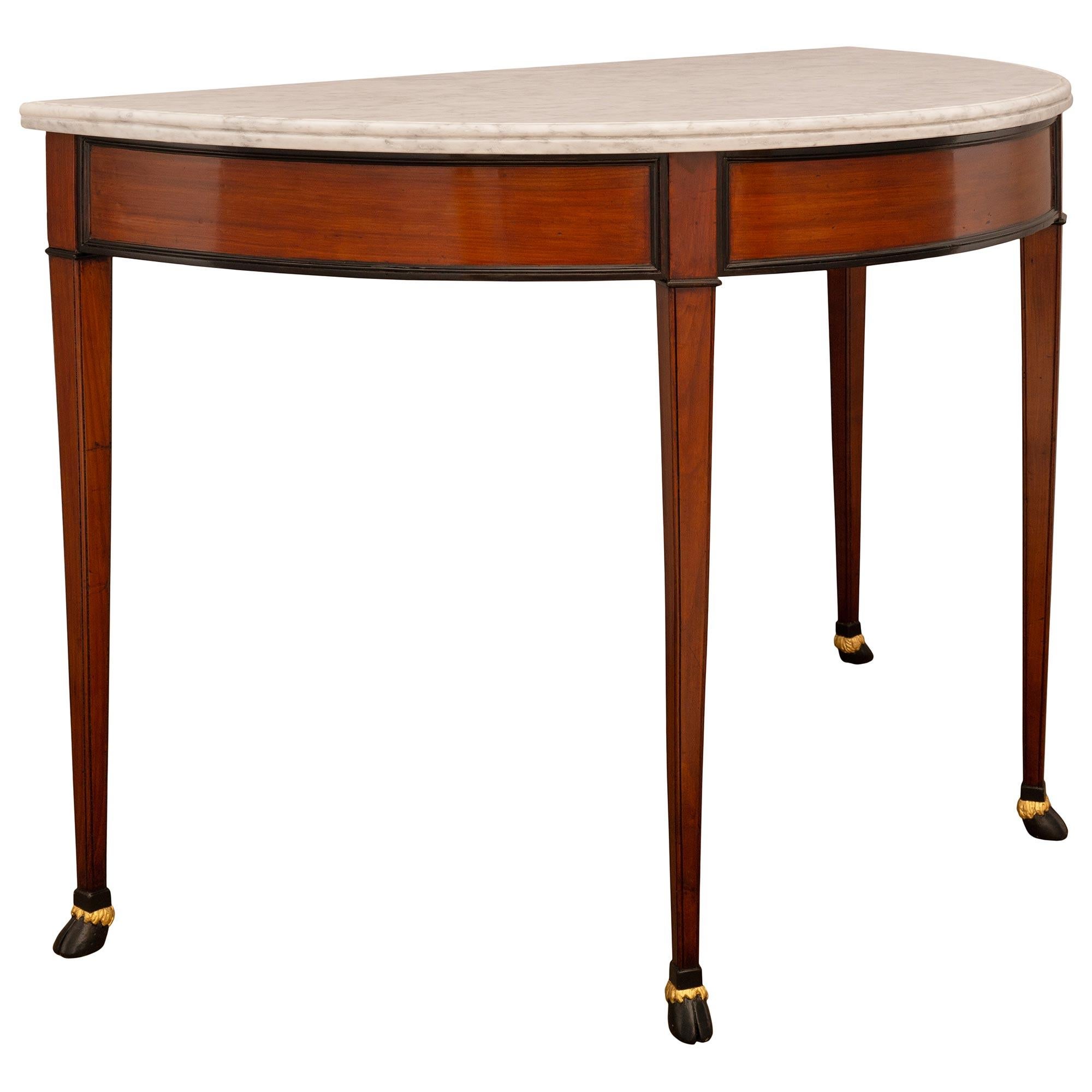 Paar italienische 19. Jahrhundert  Konsolen aus Nussbaum, Obstholz, Giltwood und Marmor (Louis XVI.) im Angebot