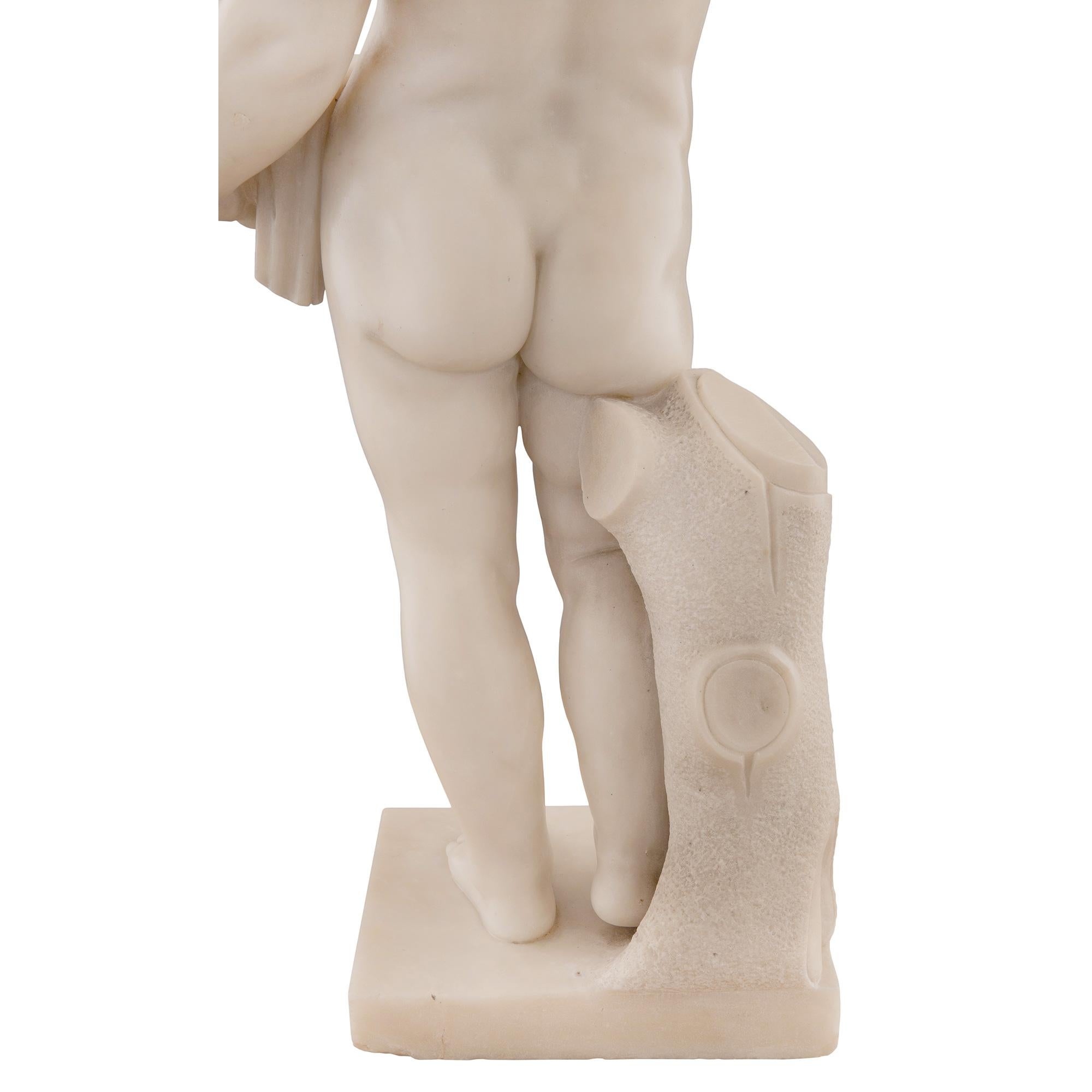 Paire de statues italiennes du XIXe siècle en marbre blanc de Carrare en vente 3