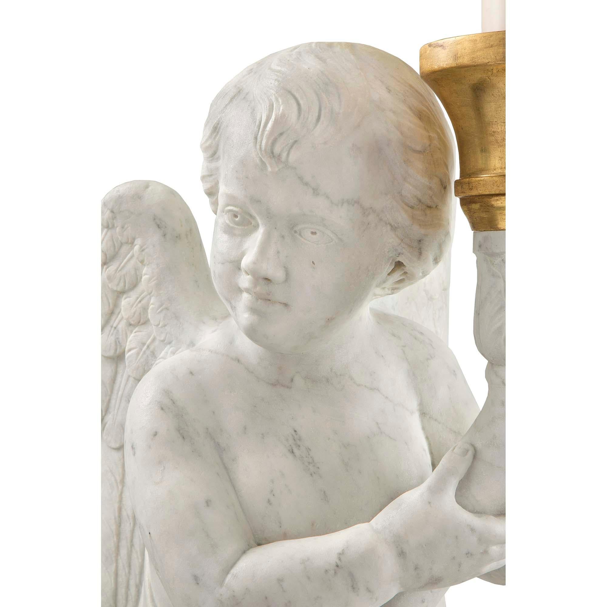 Marbre de Carrare Paire de torchères italiennes du 19ème siècle en marbre blanc de Carrare en vente
