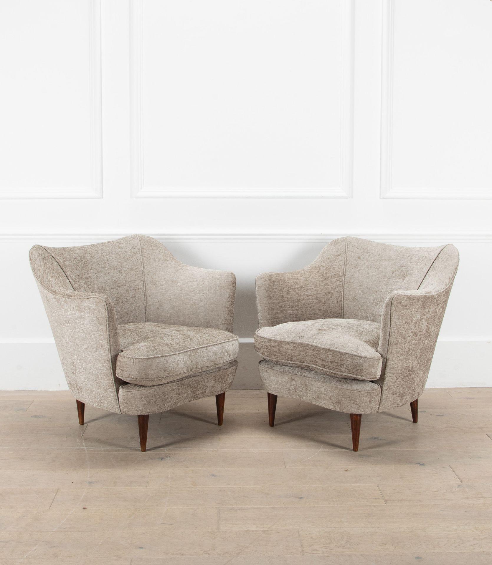 Pair of Italian 20th Century armchairs.
Fully reupholstered in a sympathetic neutral fabric.