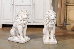 Paire de sculptures de lions assis en pierre reconstituée italiennes du 20ème siècle