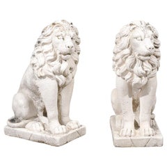 Paar italienische sitzende Löwenskulpturen aus rekonstituiertem Stein des 20