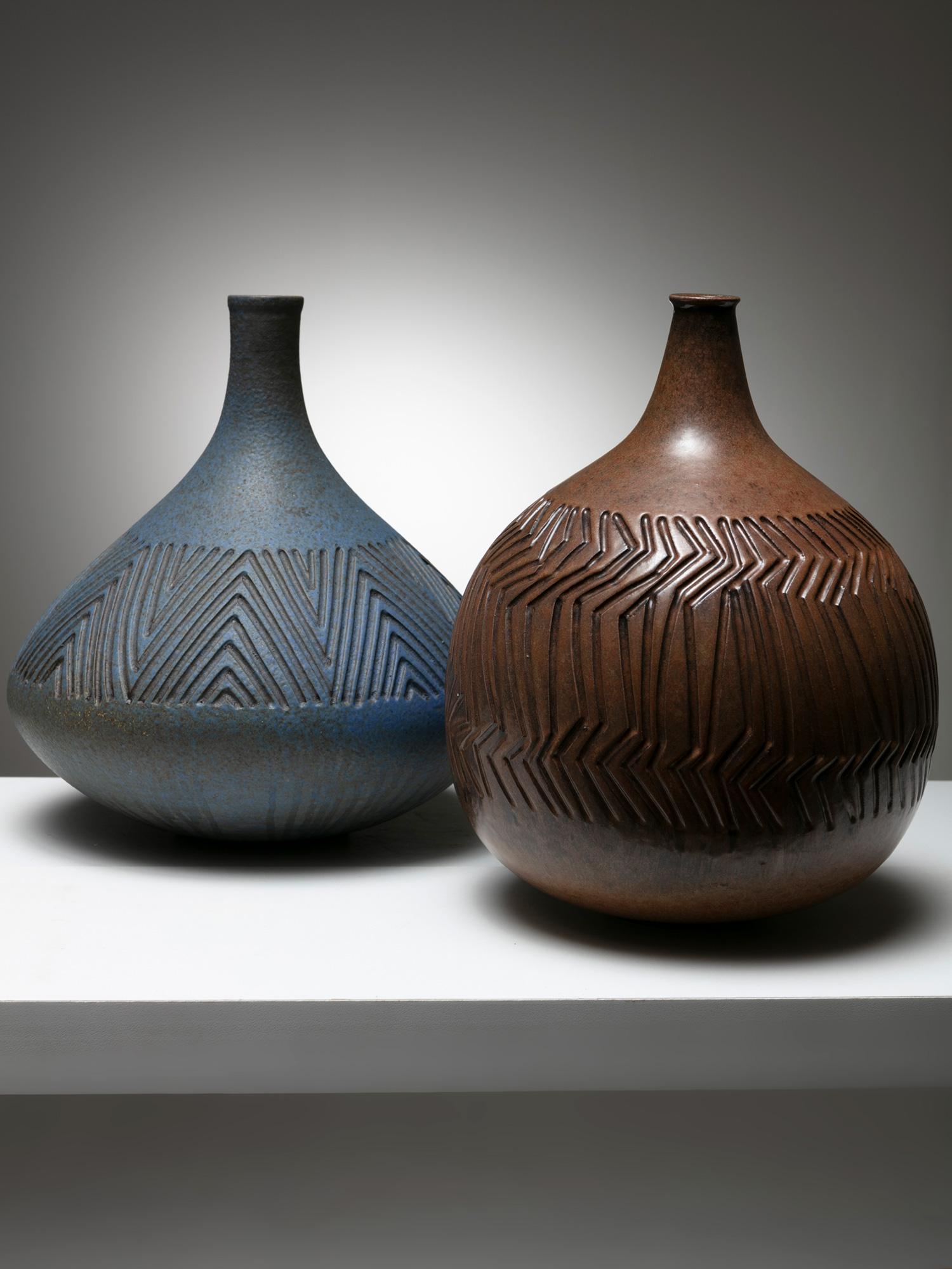 Stabile Keramikvasen mit detaillierter geometrischer Oberflächenstruktur.
Geringfügig unterschiedliche Formen und Größen.