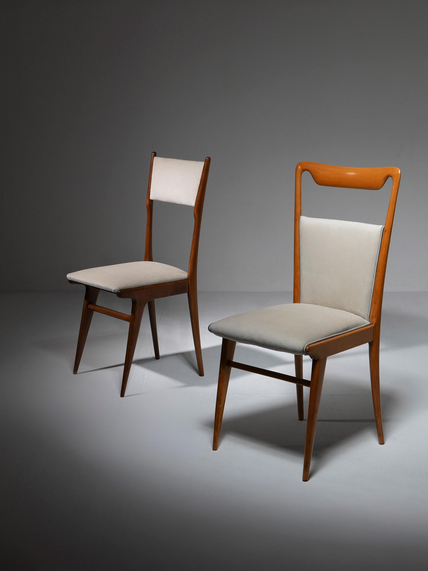 Coppia di sedie da pranzo in legno.
Esempi tipici di forme e proporzioni del design italiano anni '50.
Le dimensioni si riferiscono al pezzo più alto.