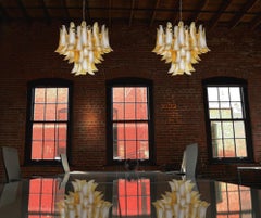 Coppia di  Lampadari italiani a petali di caramello, Murano