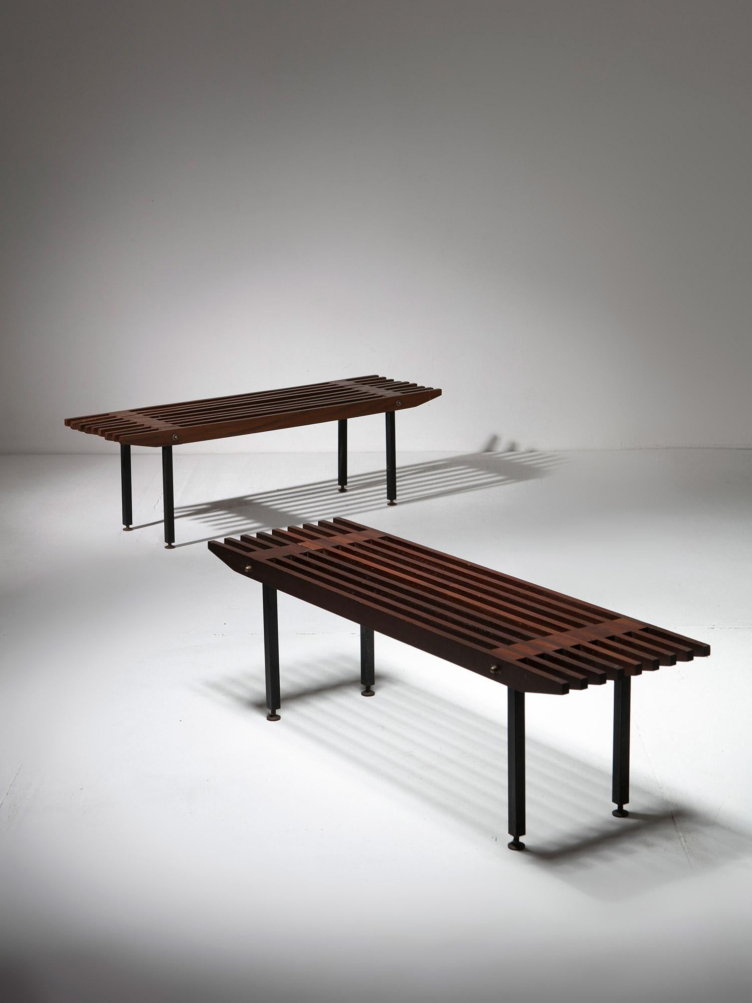 Zwei Holzbänke, die Carlo De Carli für Fiarm zugeschrieben werden.
Massivholzplatten mit abgeschrägten Kanten, getragen von einem Metallrahmen mit Messingverbindungen.