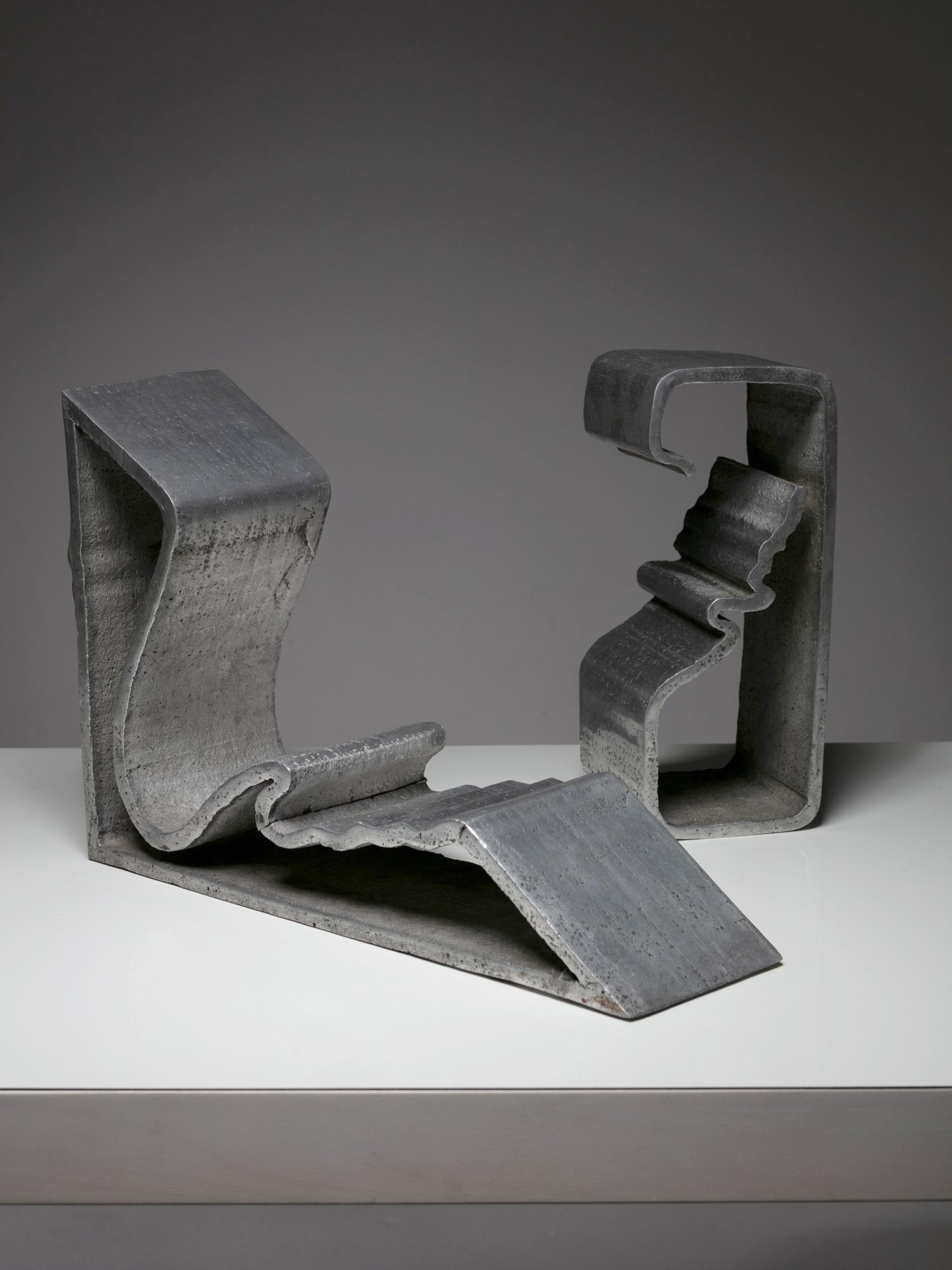 Satz von zwei abstrakten Skulpturen aus Aluminiumguss.