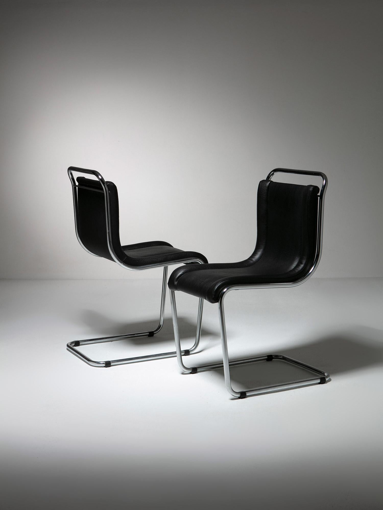 Ensemble de deux chaises à piétement luge dans le style d'Ico Parisi.
Cadre tubulaire chromé et revêtement en cuir artificiel.