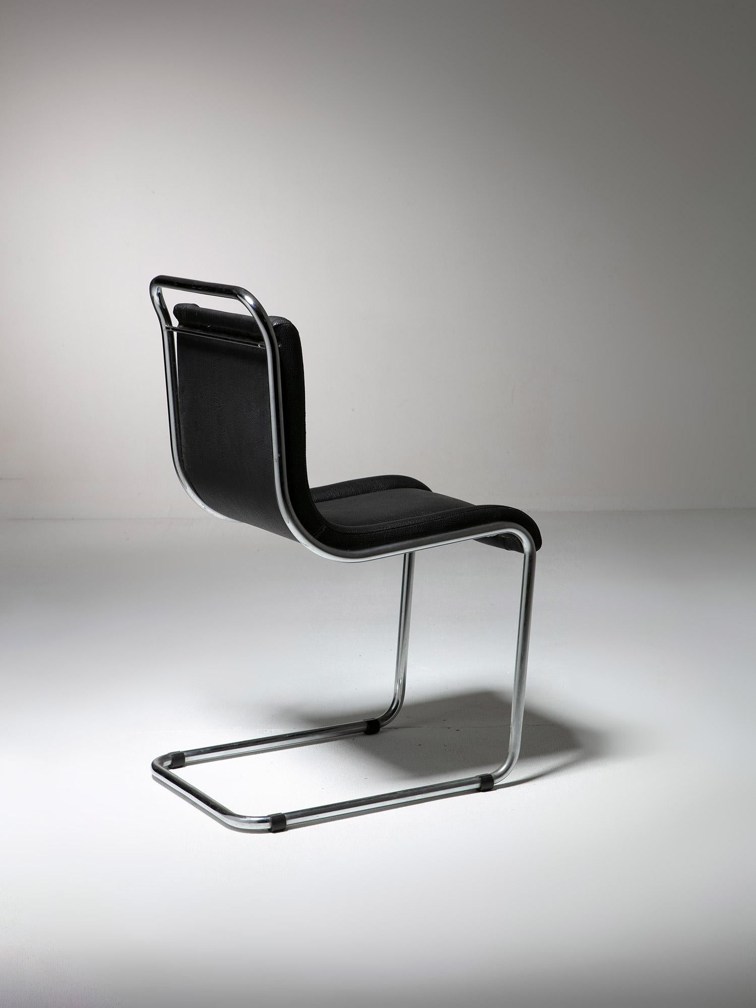 Imitation cuir Paire de chaises italiennes chromées des années 70 dans le style d'Ico Parisi en vente