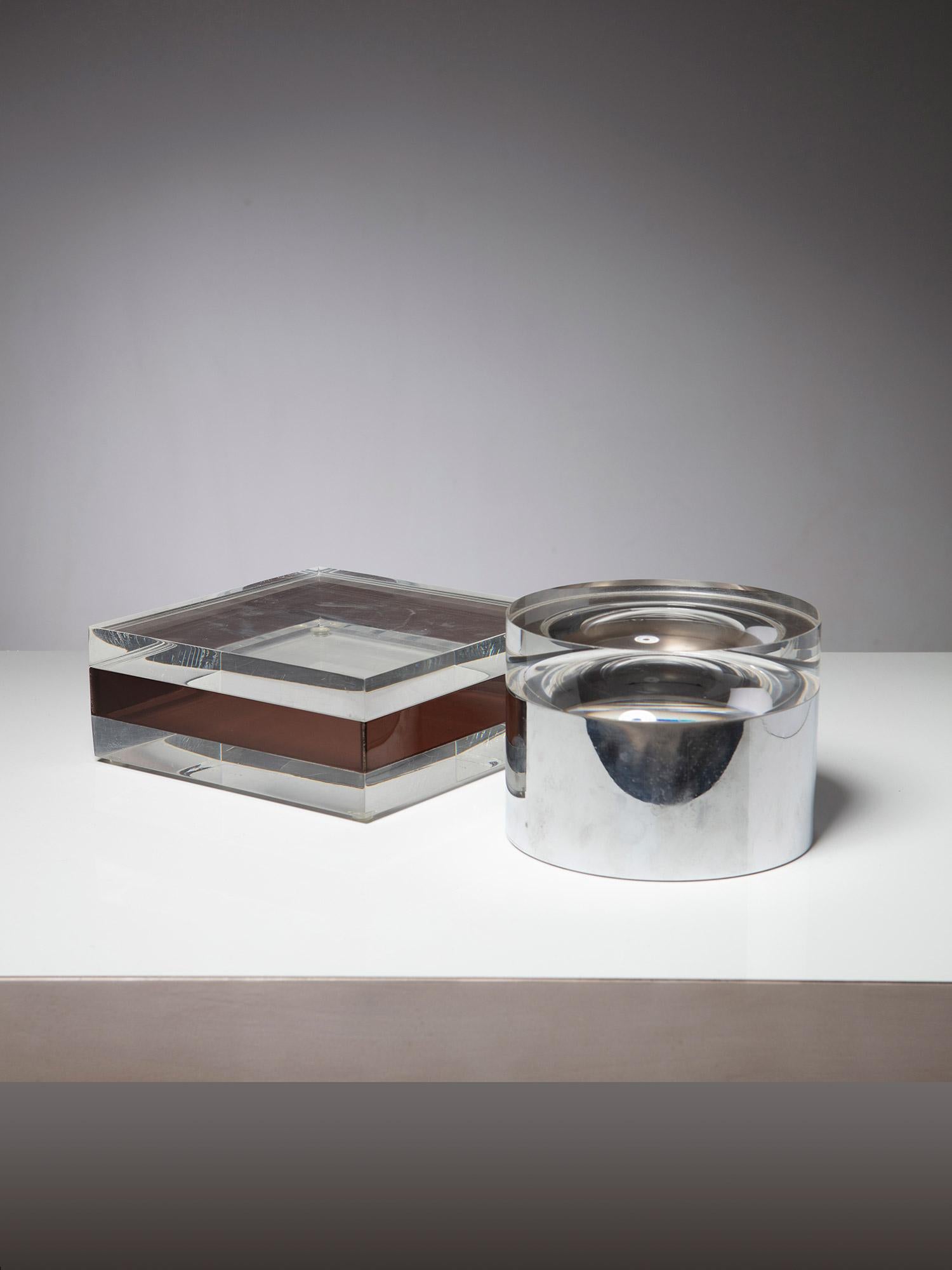 Set of two plexiglass boxes in the style of Romeo Rega, Nucci Valsecchi and Gabriella Crespi
Squared box with smoked finish and round one with steel base.
Round piece measures cms 16 x h. 12