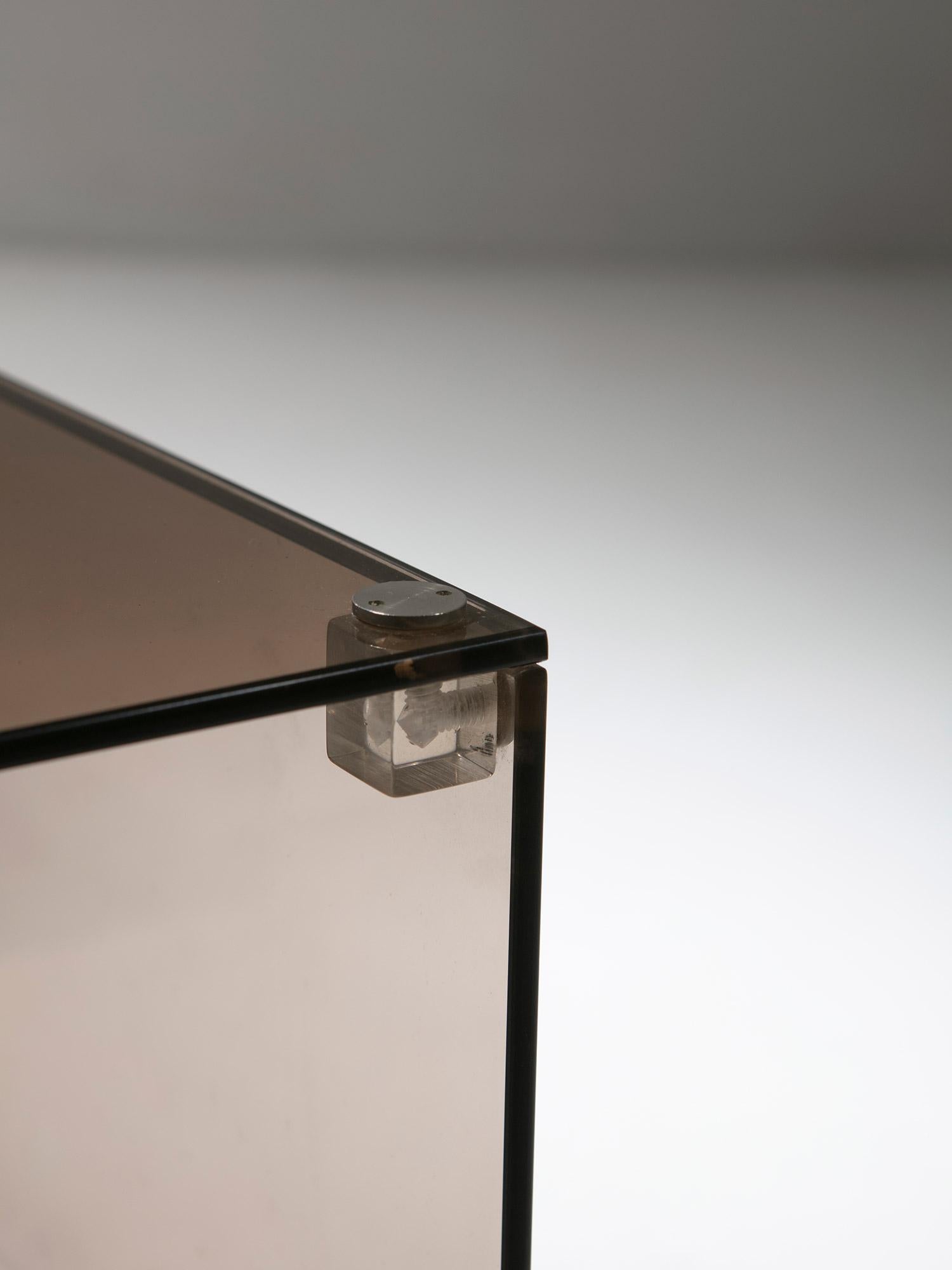 Pair of Italian 70s Smoked Glass Night Stands in vendita 4