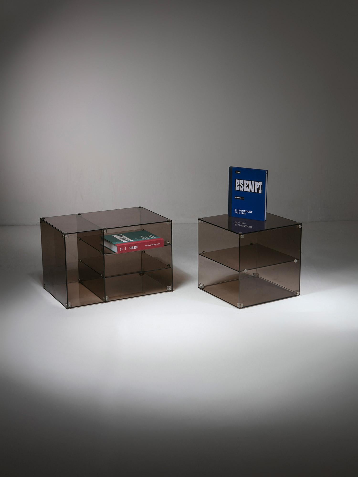 Pair of Italian 70s Smoked Glass Night Stands in vendita 8