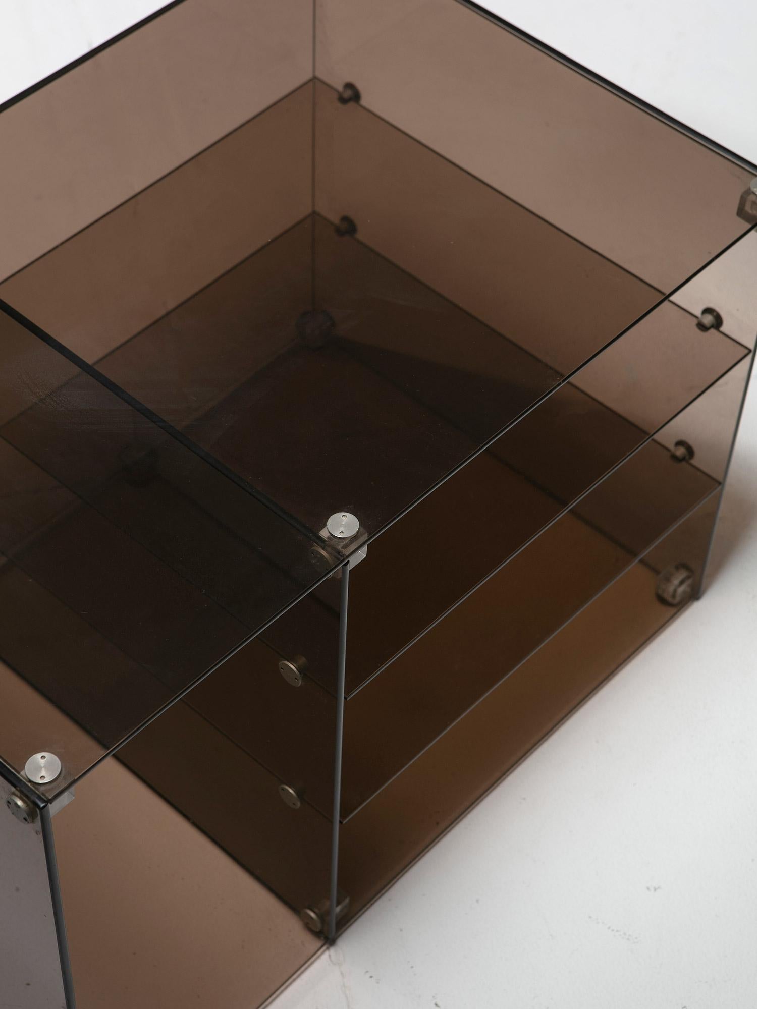 Pair of Italian 70s Smoked Glass Night Stands in vendita 3