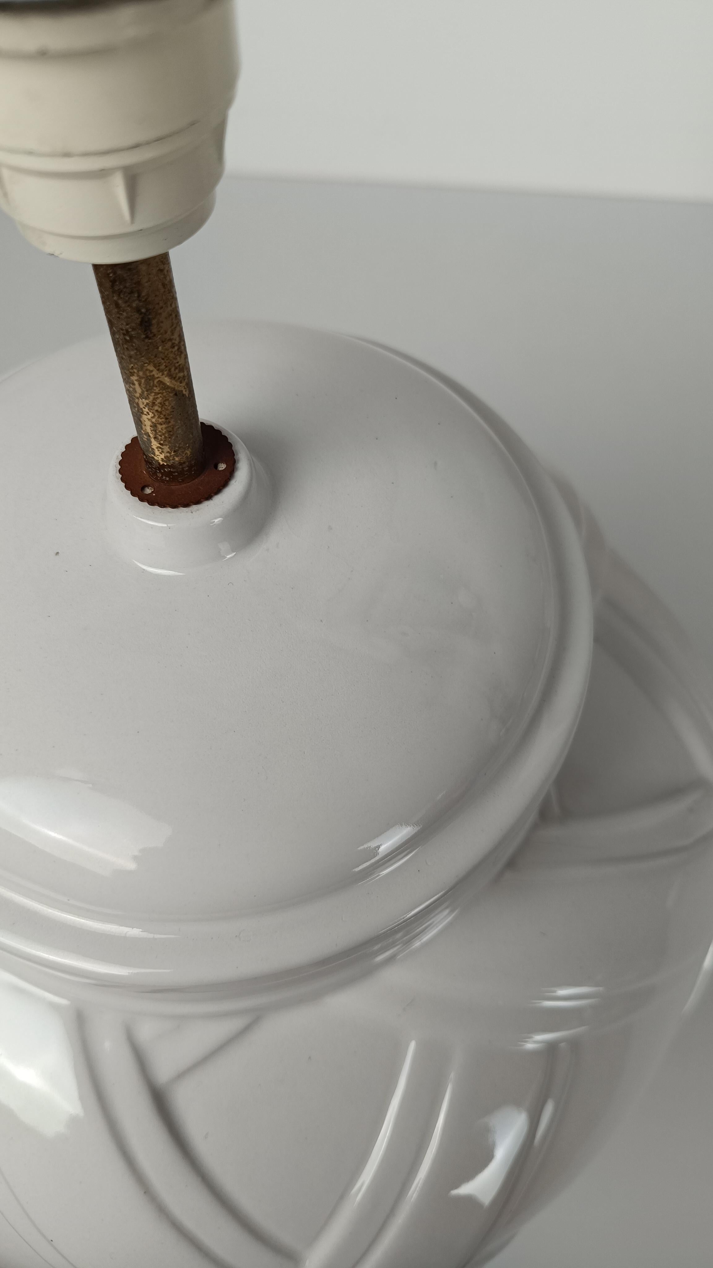 Paire de lampes de bureau italiennes des années 70 en céramique émaillée blanche, style Vivai del Sud en vente 5