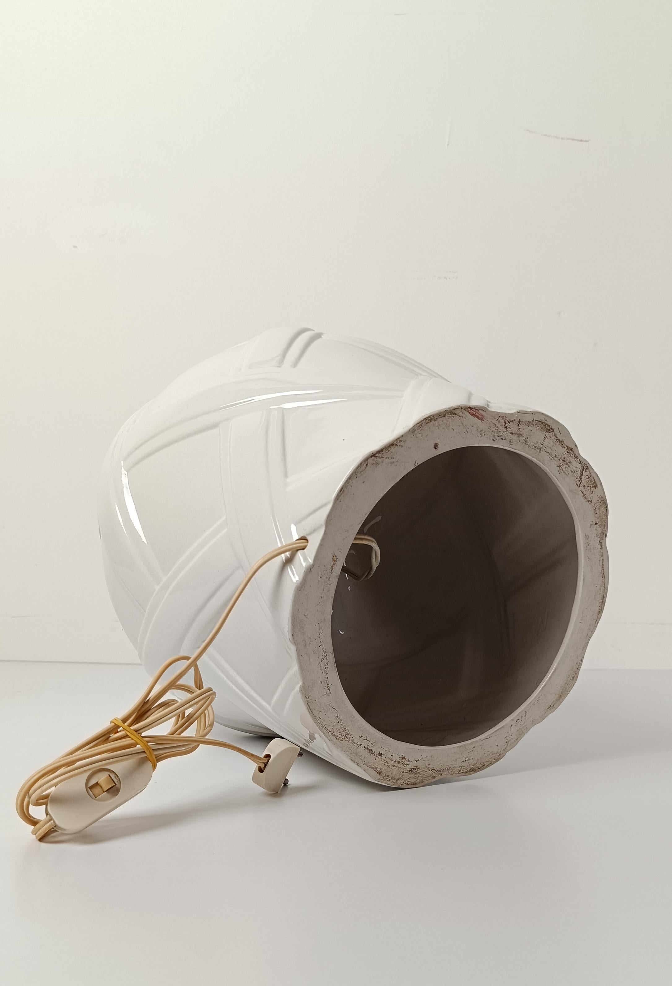 Paire de lampes de bureau italiennes des années 70 en céramique émaillée blanche, style Vivai del Sud en vente 11