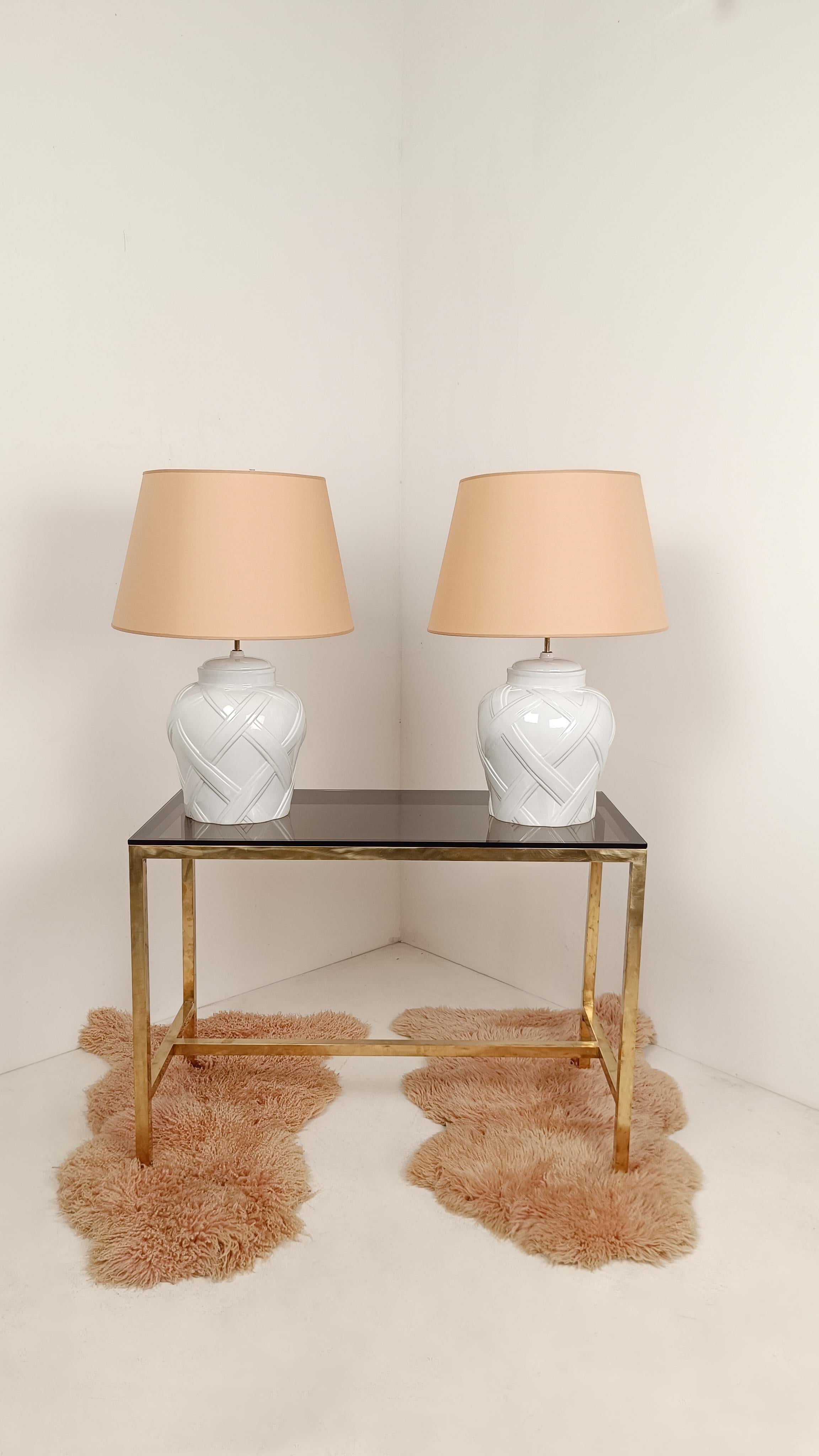 Nous proposons à la vente une superbe paire de grandes lampes en céramique émaillée blanche, certainement fabriquées en Italie dans les années 70.
Provenant d'un splendide appartement romain, ces lampes de table Twin vintage expriment pleinement le