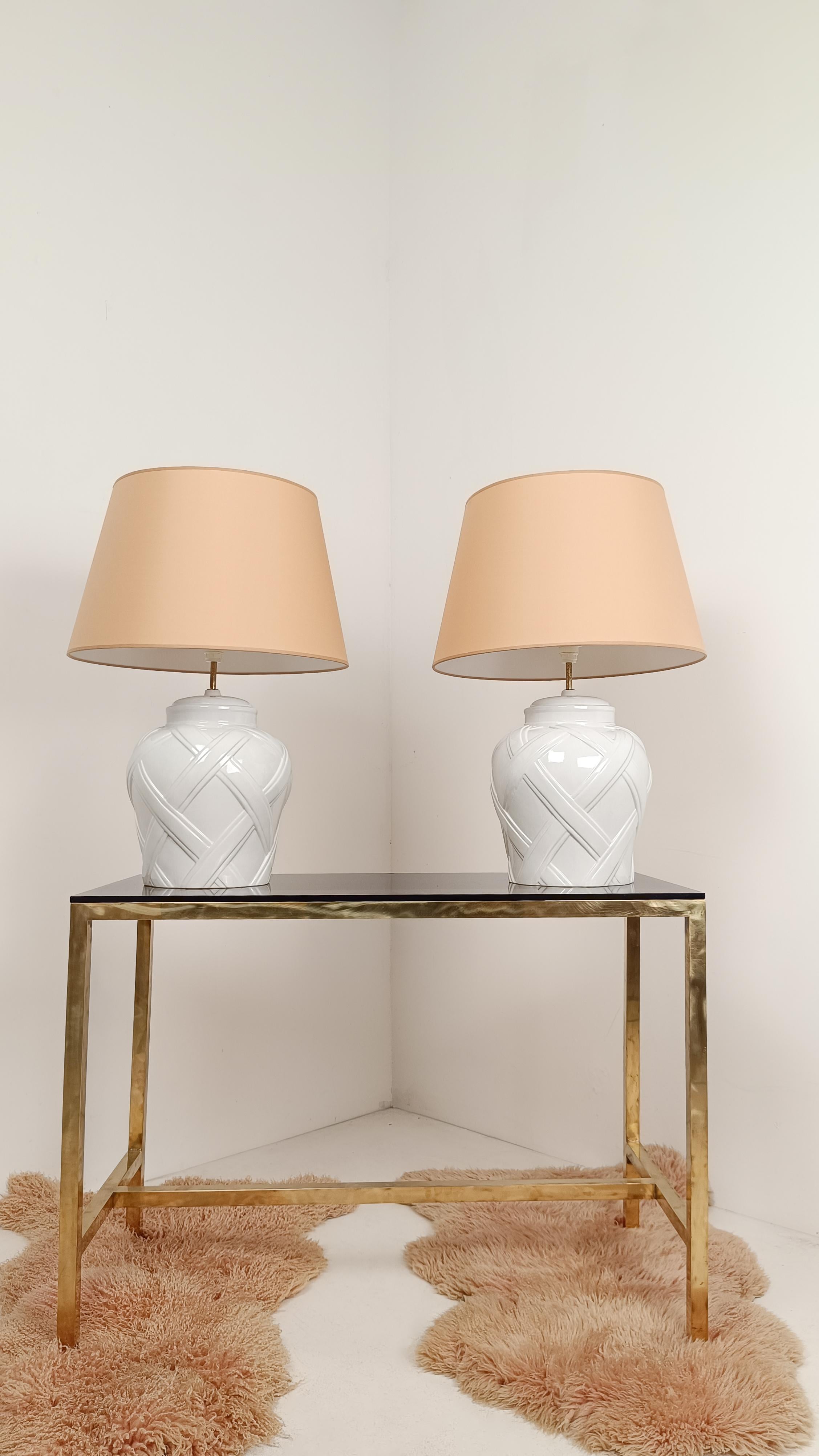 Hollywood Regency Paire de lampes de bureau italiennes des années 70 en céramique émaillée blanche, style Vivai del Sud en vente