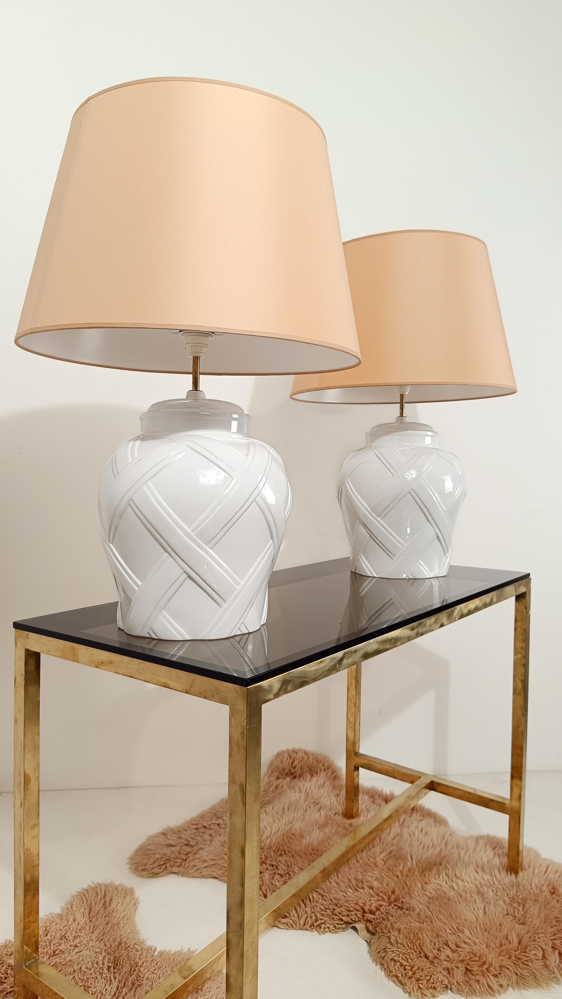 Paire de lampes de bureau italiennes des années 70 en céramique émaillée blanche, style Vivai del Sud Bon état - En vente à Roma, IT