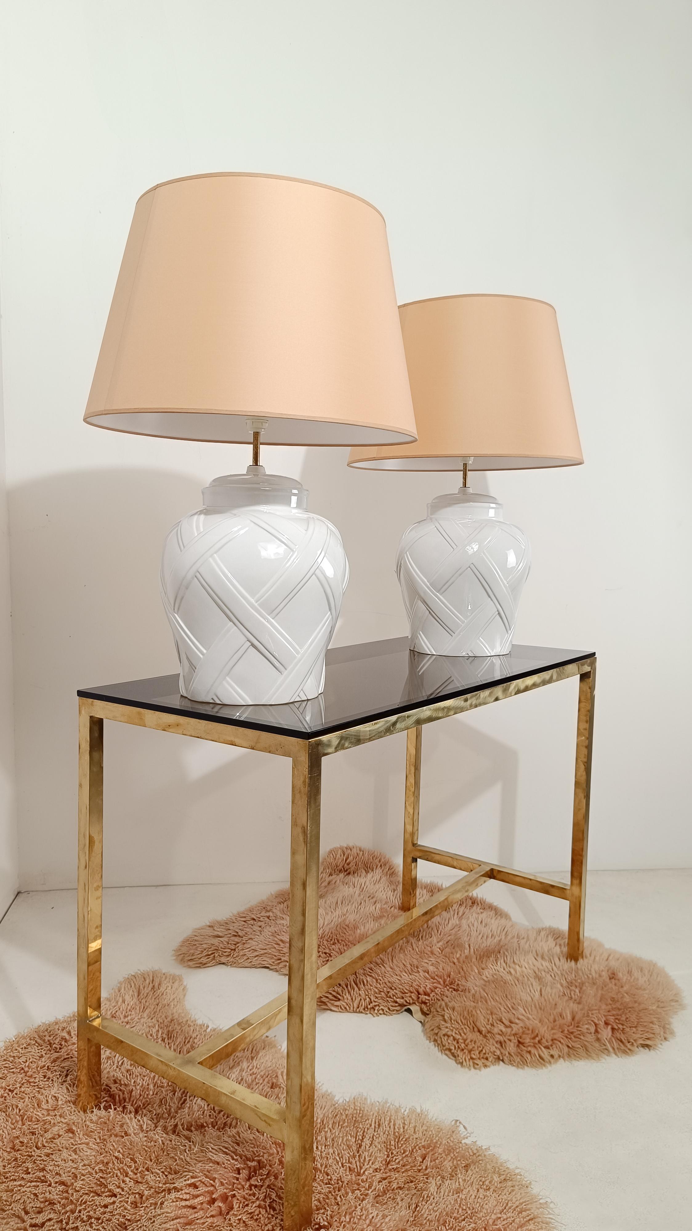 20ième siècle Paire de lampes de bureau italiennes des années 70 en céramique émaillée blanche, style Vivai del Sud en vente