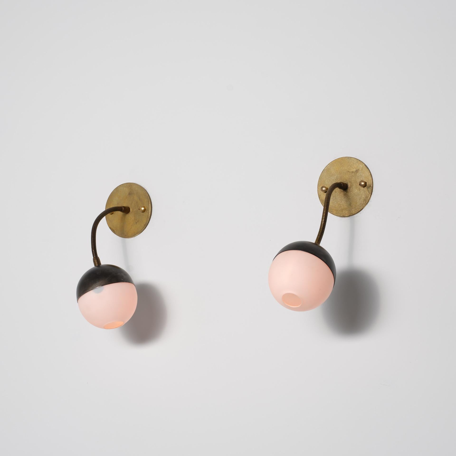 Paire d'appliques murales italiennes réglables en laiton et verre opalin, années 1950 en vente 4