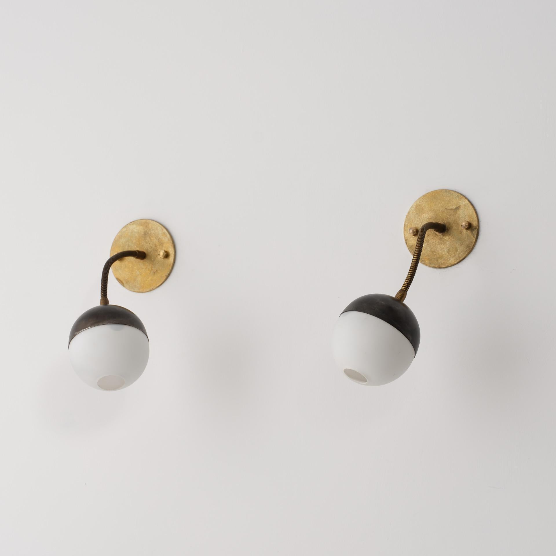 Mid-Century Modern Paire d'appliques murales italiennes réglables en laiton et verre opalin, années 1950 en vente